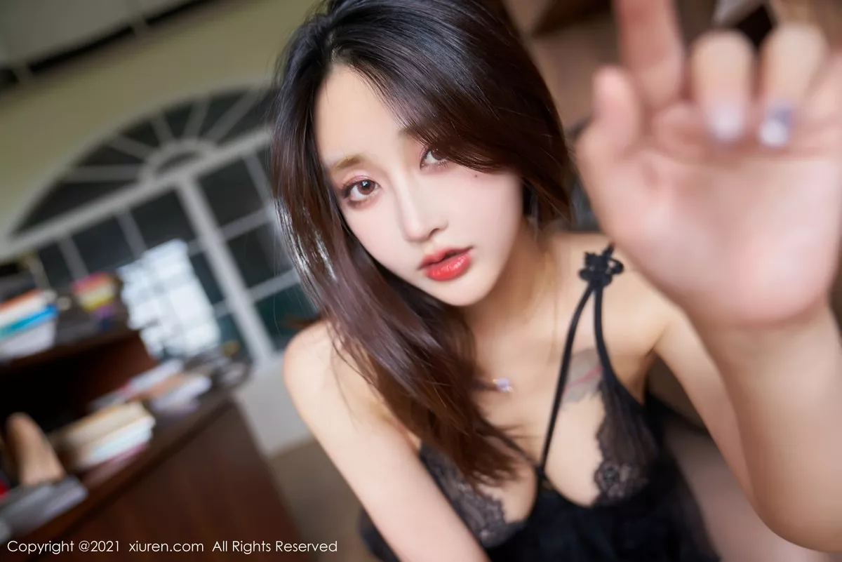 XiuRen第3311期_嫩模林子欣Freya心愿旅拍私房镂空薄纱配开档黑丝极致魅惑写真58P