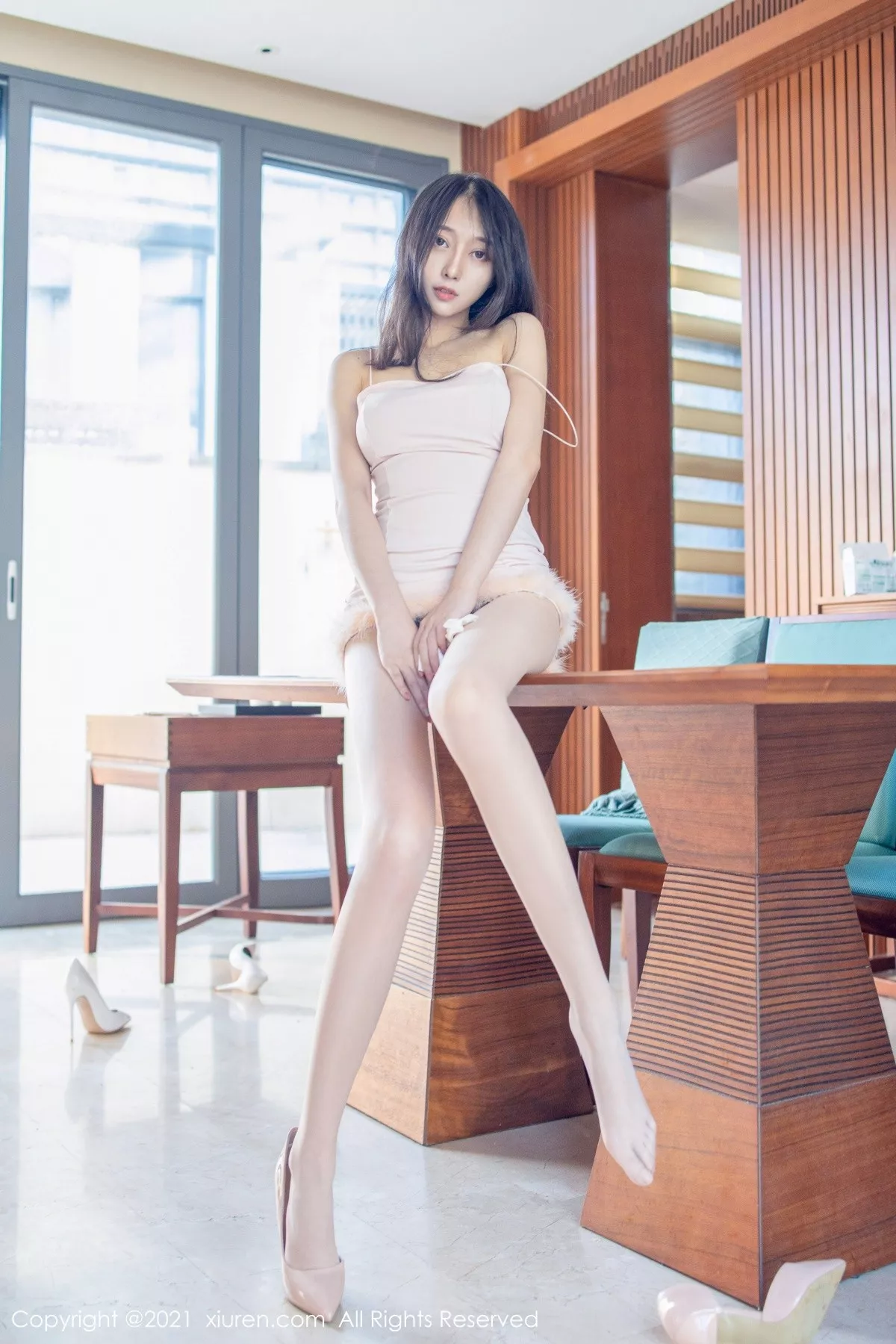 XiuRen第3310期_嫩模玥儿玥er三亚旅拍私房粉色吊裙配超薄肉丝裤袜秀美腿诱惑写真54P