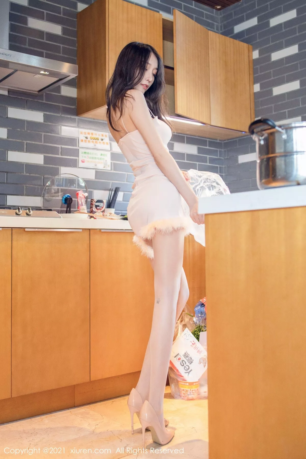 XiuRen第3310期_嫩模玥儿玥er三亚旅拍私房粉色吊裙配超薄肉丝裤袜秀美腿诱惑写真54P