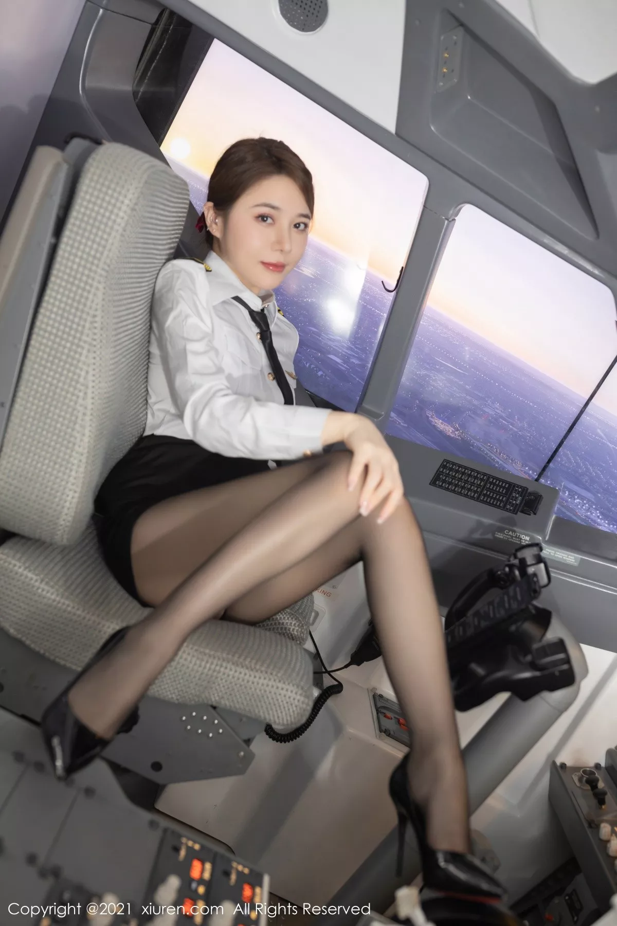 XiuRen第3312期_嫩模鱼子酱Fish成都旅拍酒店剧情主题开档黑丝裤袜秀翘臀诱惑写真69P