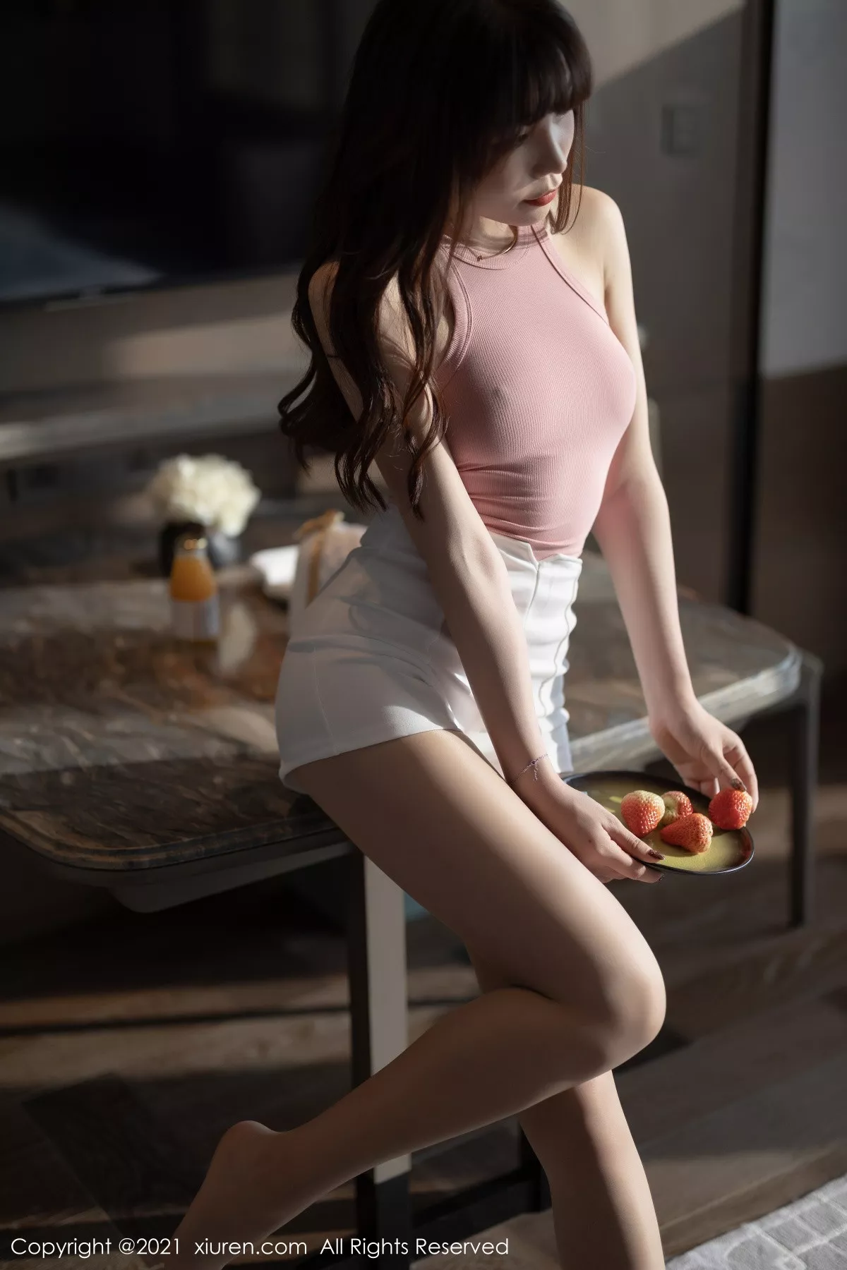 XiuRen第3245期_女神芝芝Booty私房粉色紧身衣配肉丝裤袜秀完美身材诱惑写真77P