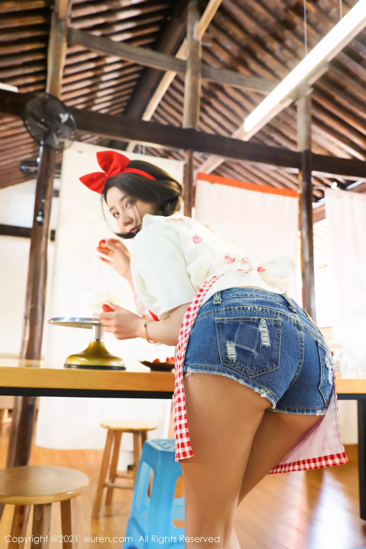 XiuRen第3243期_嫩模夏西CiCi蛋糕室服务员主题半脱真空无内秀豪乳翘臀诱惑写真50P