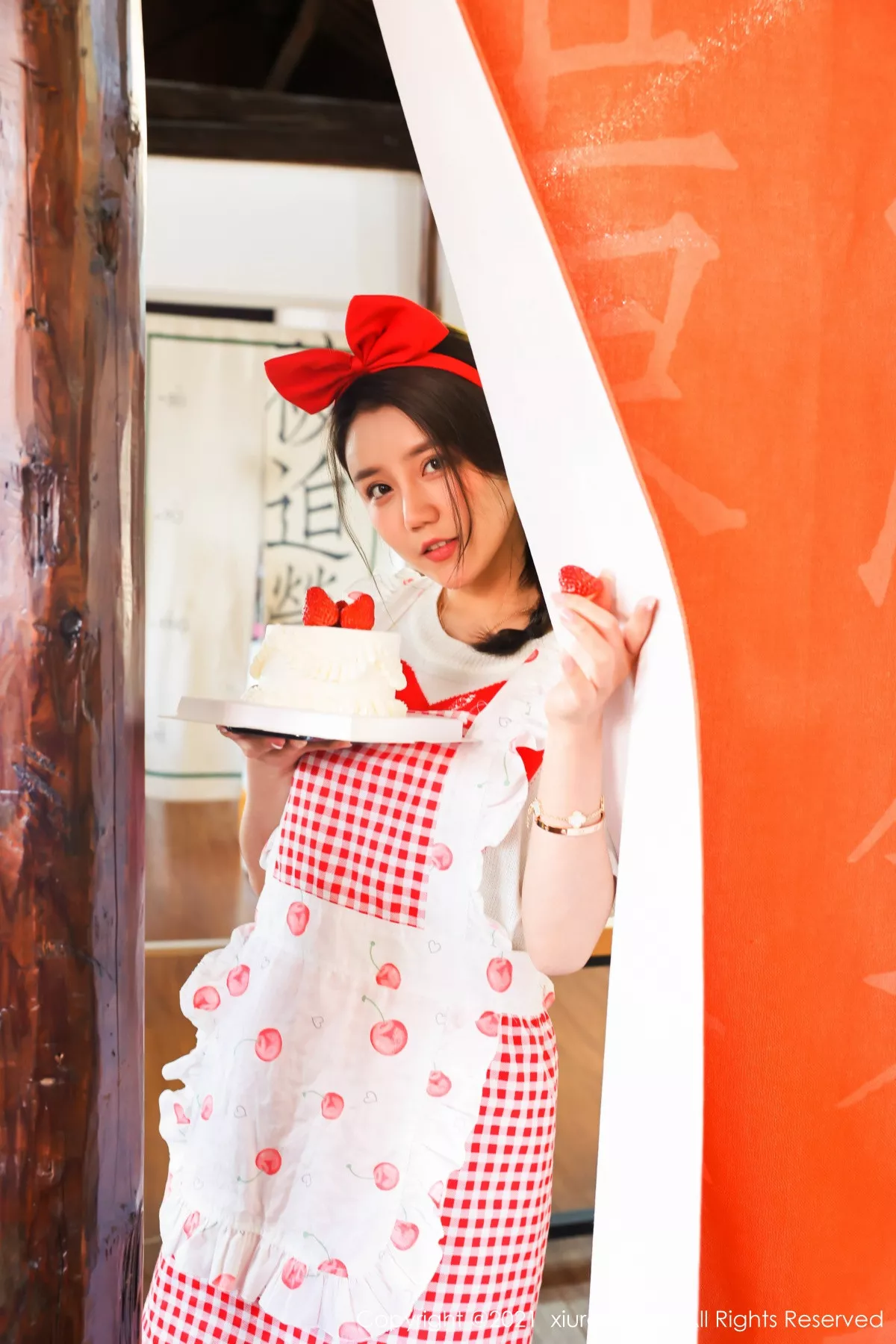 XiuRen第3243期_嫩模夏西CiCi蛋糕室服务员主题半脱真空无内秀豪乳翘臀诱惑写真50P