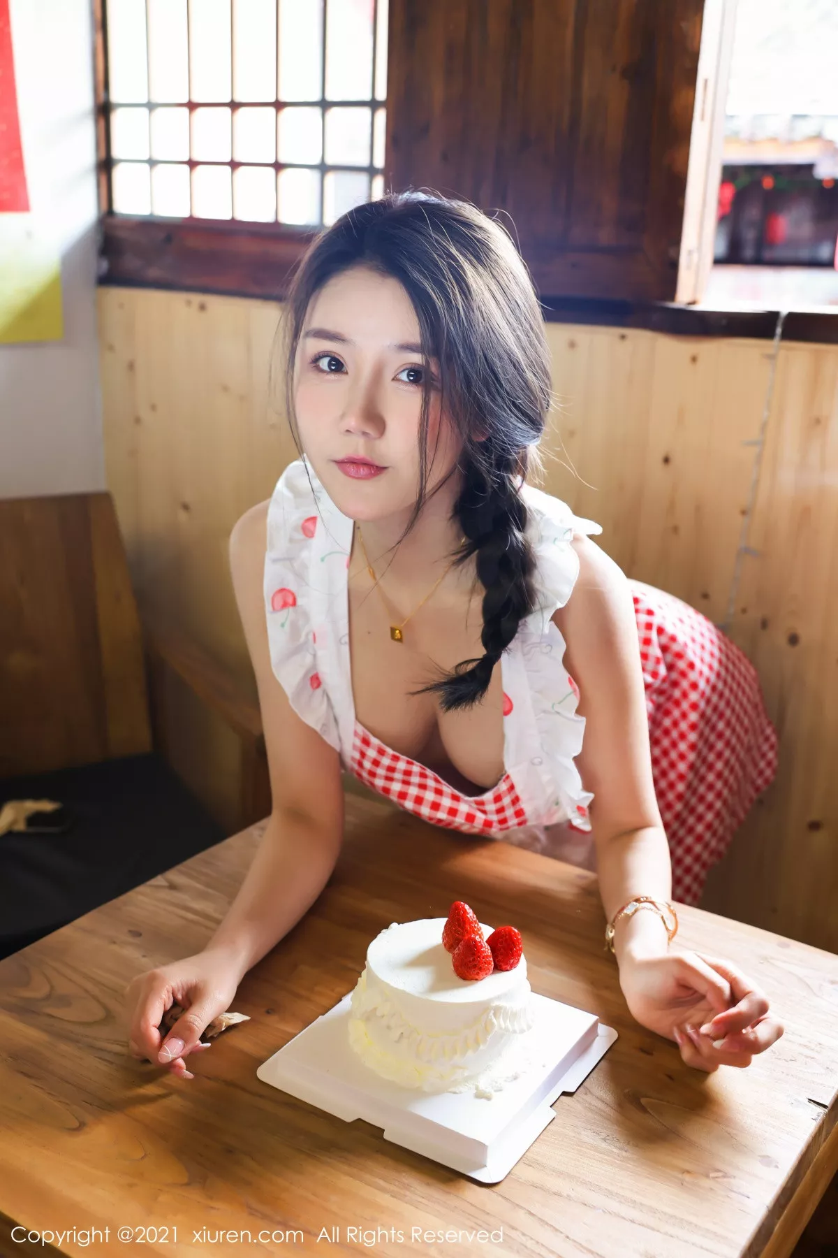 XiuRen第3243期_嫩模夏西CiCi蛋糕室服务员主题半脱真空无内秀豪乳翘臀诱惑写真50P