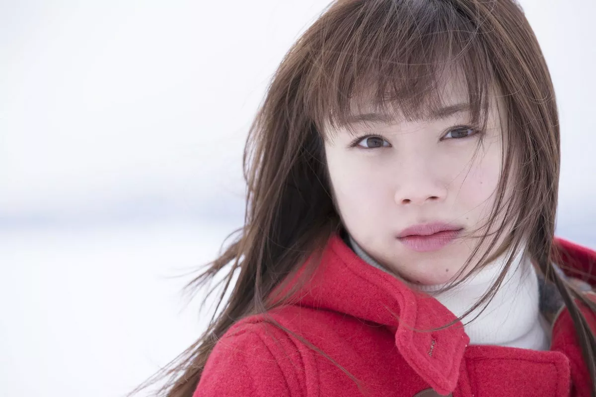 日本美少女石田亚佑美户外性感白衬衣+海边比基尼系列秀完美身材迷人写真104P