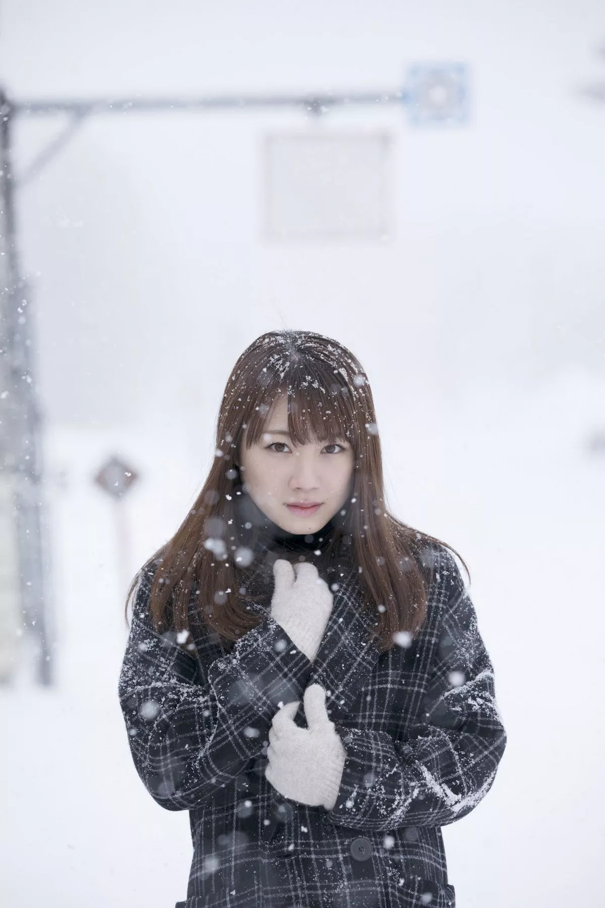 日本美少女石田亚佑美户外性感白衬衣+海边比基尼系列秀完美身材迷人写真104P