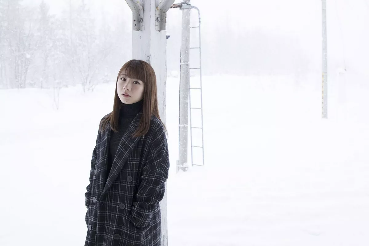 日本美少女石田亚佑美户外性感白衬衣+海边比基尼系列秀完美身材迷人写真104P
