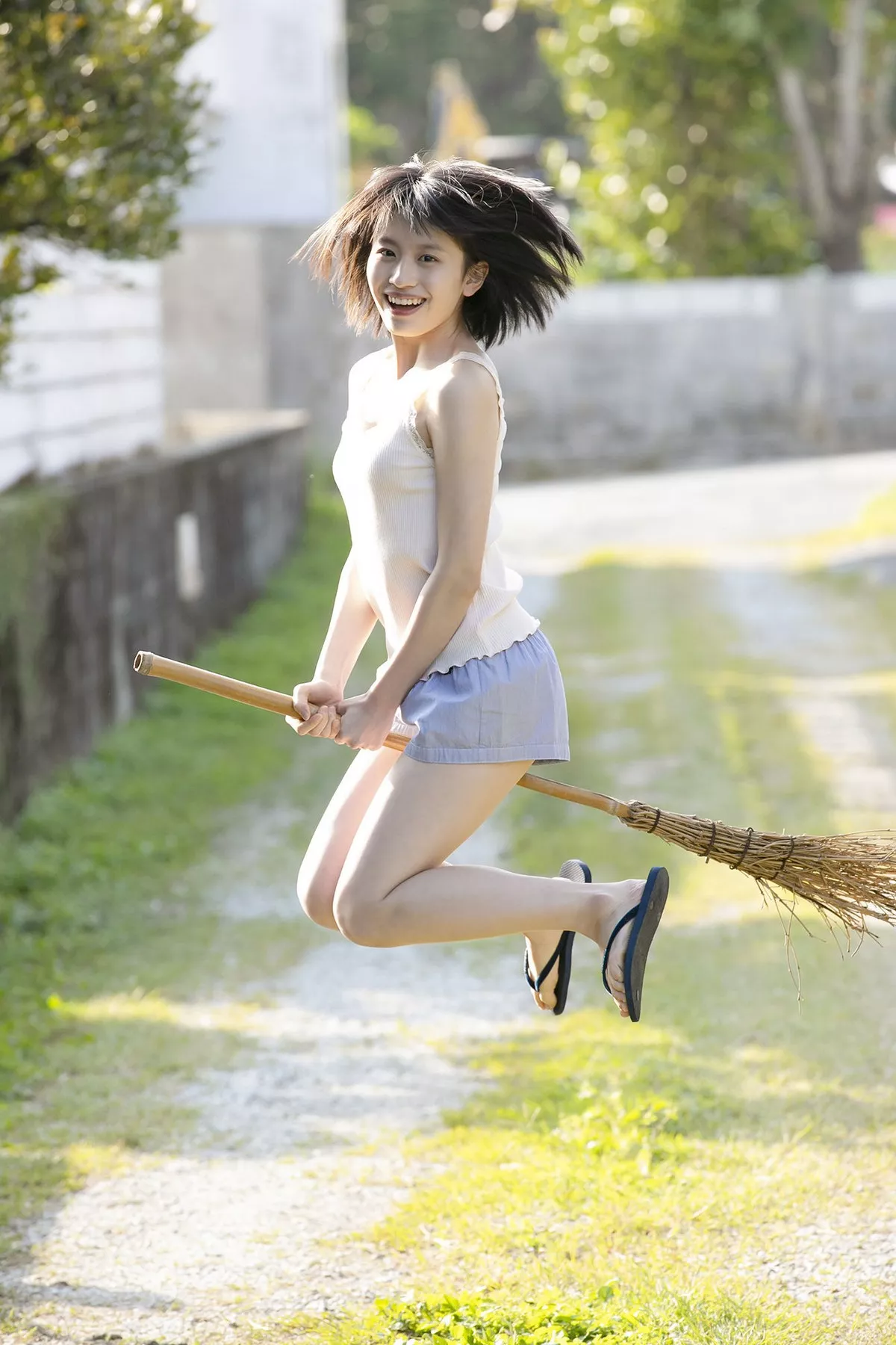 日本清纯美少女浅仓树树教室学生制服+沙滩边性感比基尼秀完美身材写真101P