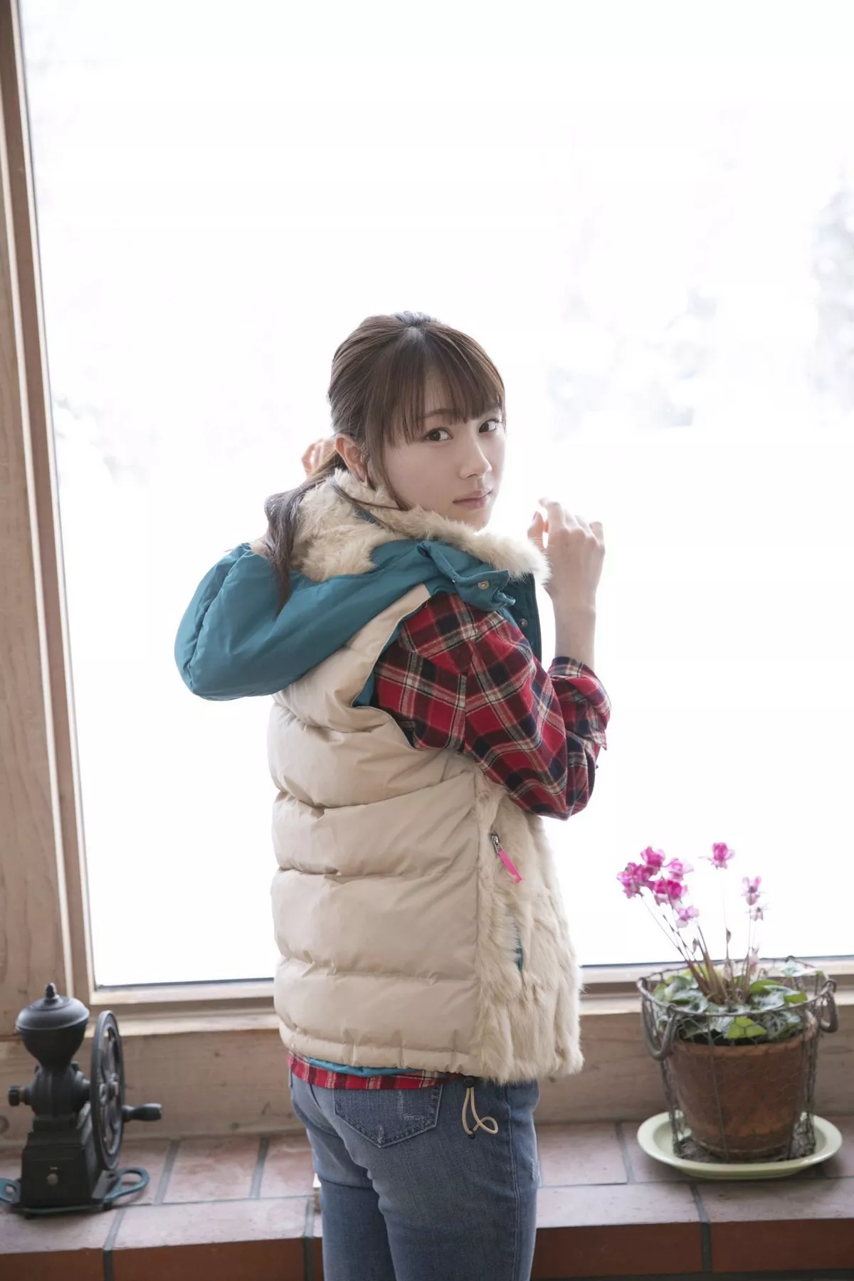 日本美少女石田亚佑美户外性感白衬衣+海边比基尼系列秀完美身材迷人写真104P