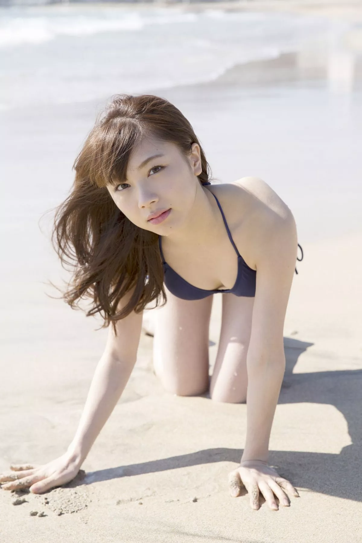 日本美少女石田亚佑美户外性感白衬衣+海边比基尼系列秀完美身材迷人写真104P