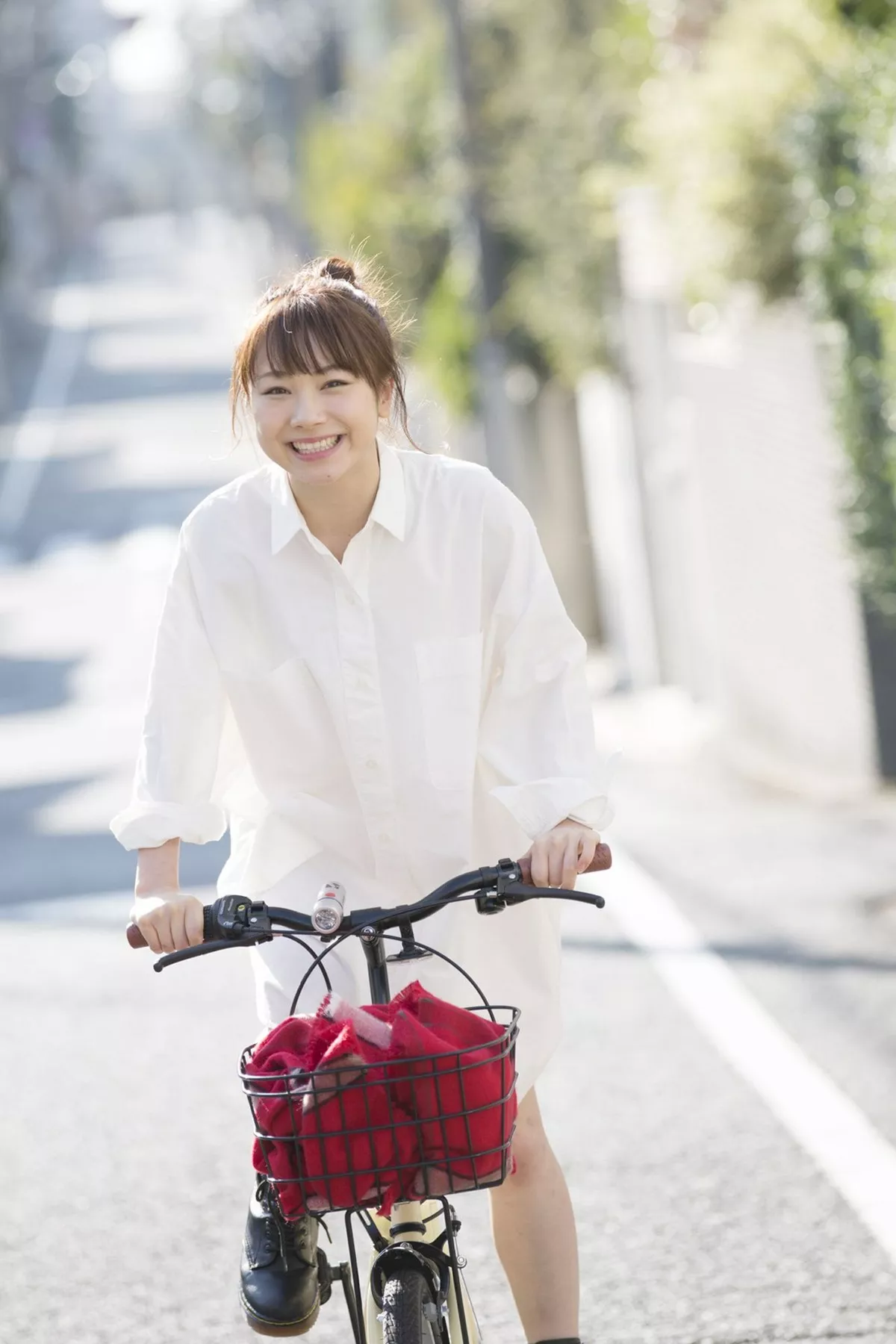 日本美少女石田亚佑美户外性感白衬衣+海边比基尼系列秀完美身材迷人写真104P
