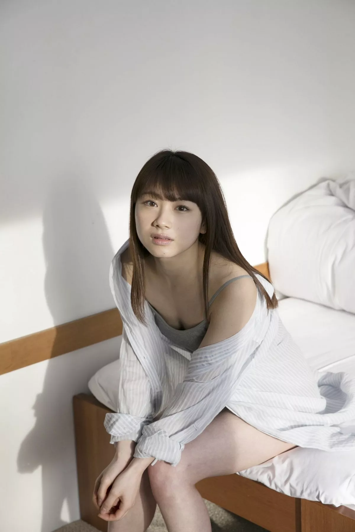 日本美少女石田亚佑美户外性感白衬衣+海边比基尼系列秀完美身材迷人写真104P