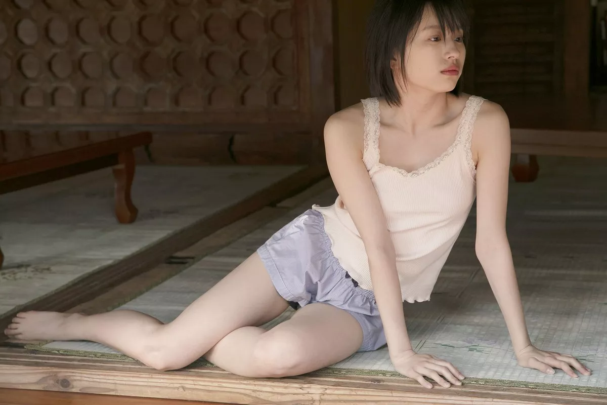 日本清纯美少女浅仓树树教室学生制服+沙滩边性感比基尼秀完美身材写真101P