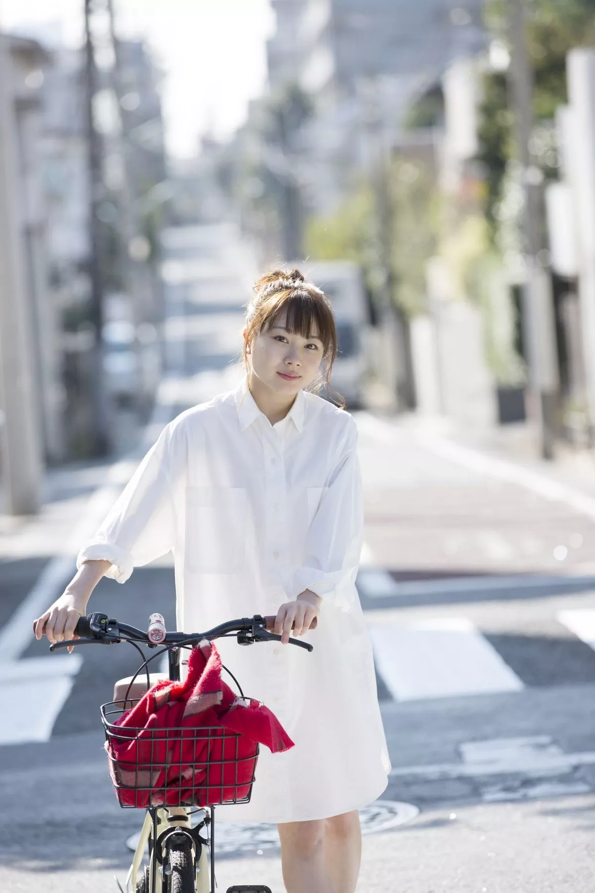 日本美少女石田亚佑美户外性感白衬衣+海边比基尼系列秀完美身材迷人写真104P