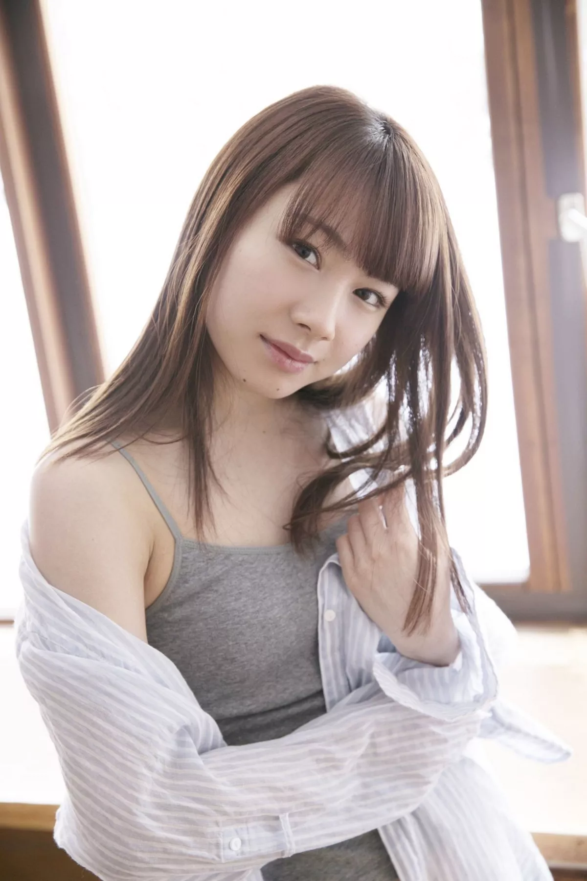 日本美少女石田亚佑美户外性感白衬衣+海边比基尼系列秀完美身材迷人写真104P