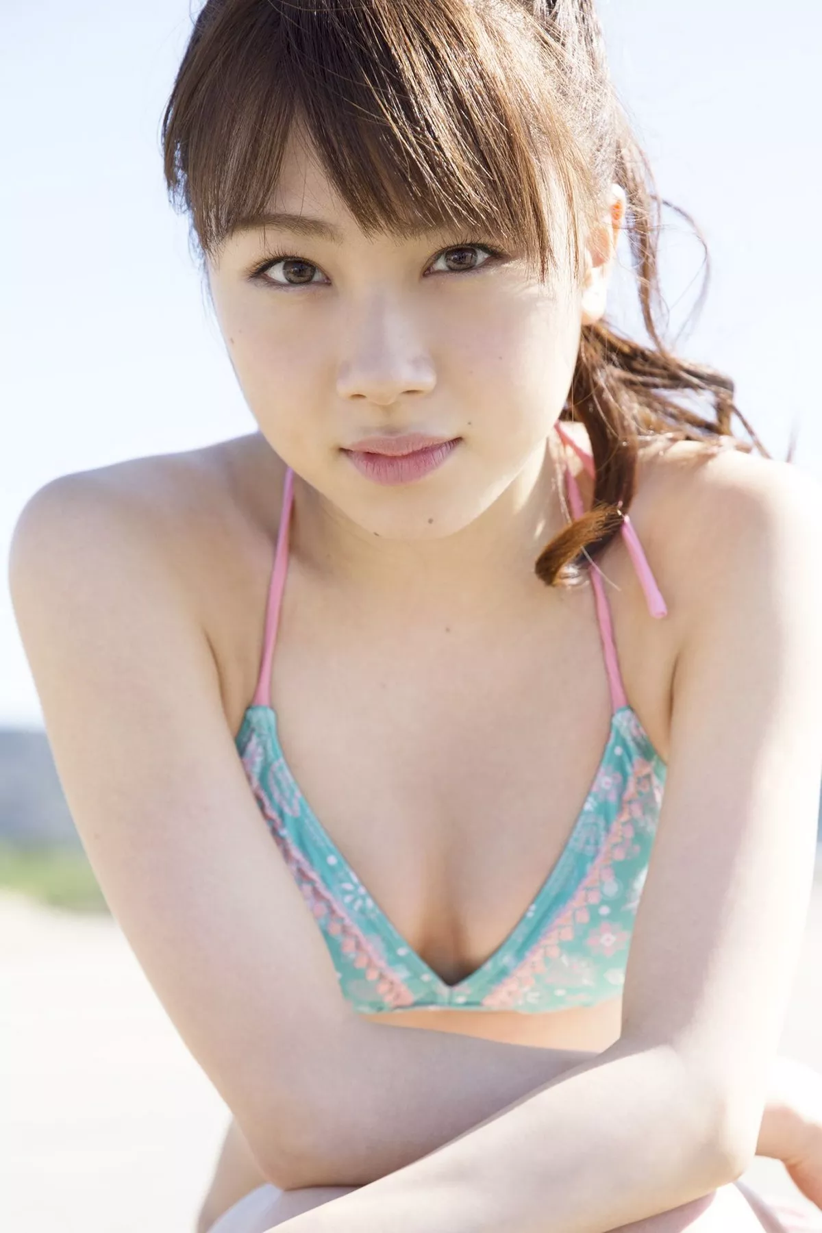 日本美少女石田亚佑美户外性感白衬衣+海边比基尼系列秀完美身材迷人写真104P