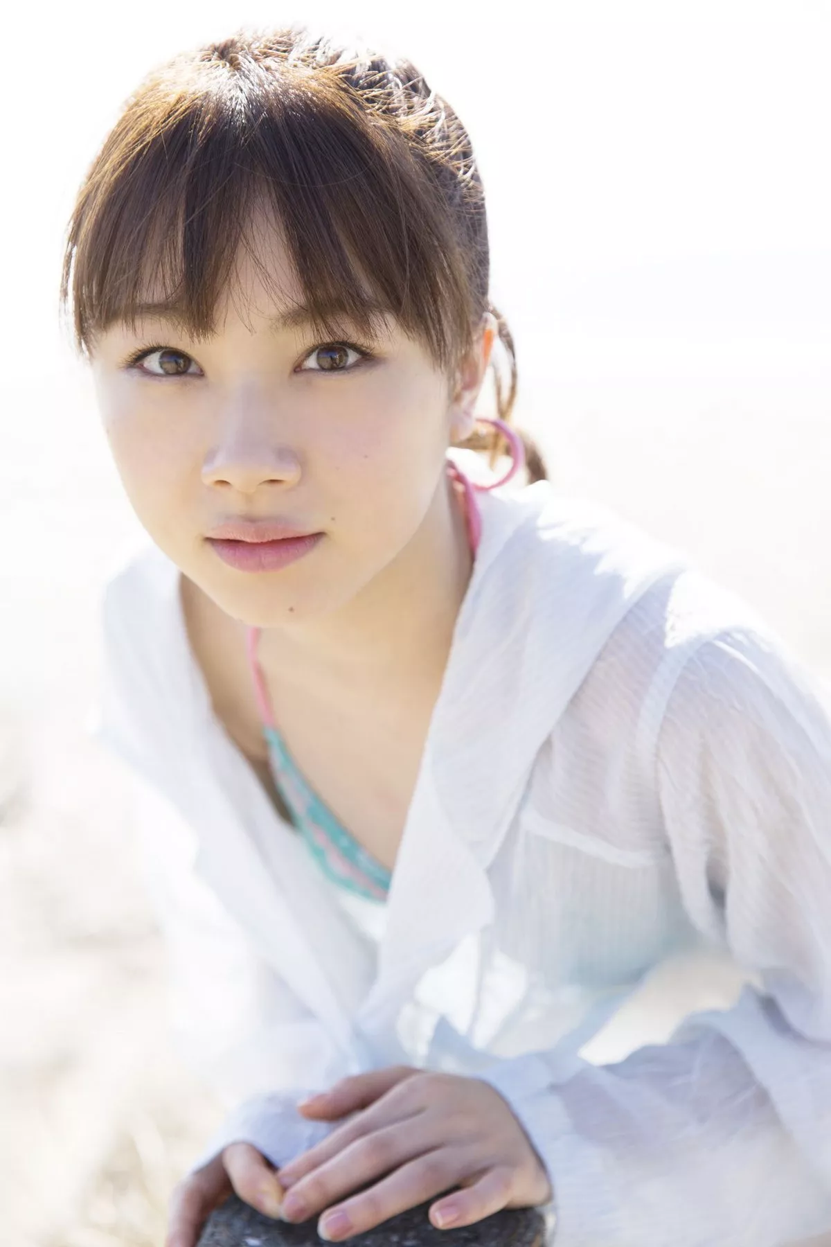 日本美少女石田亚佑美户外性感白衬衣+海边比基尼系列秀完美身材迷人写真104P