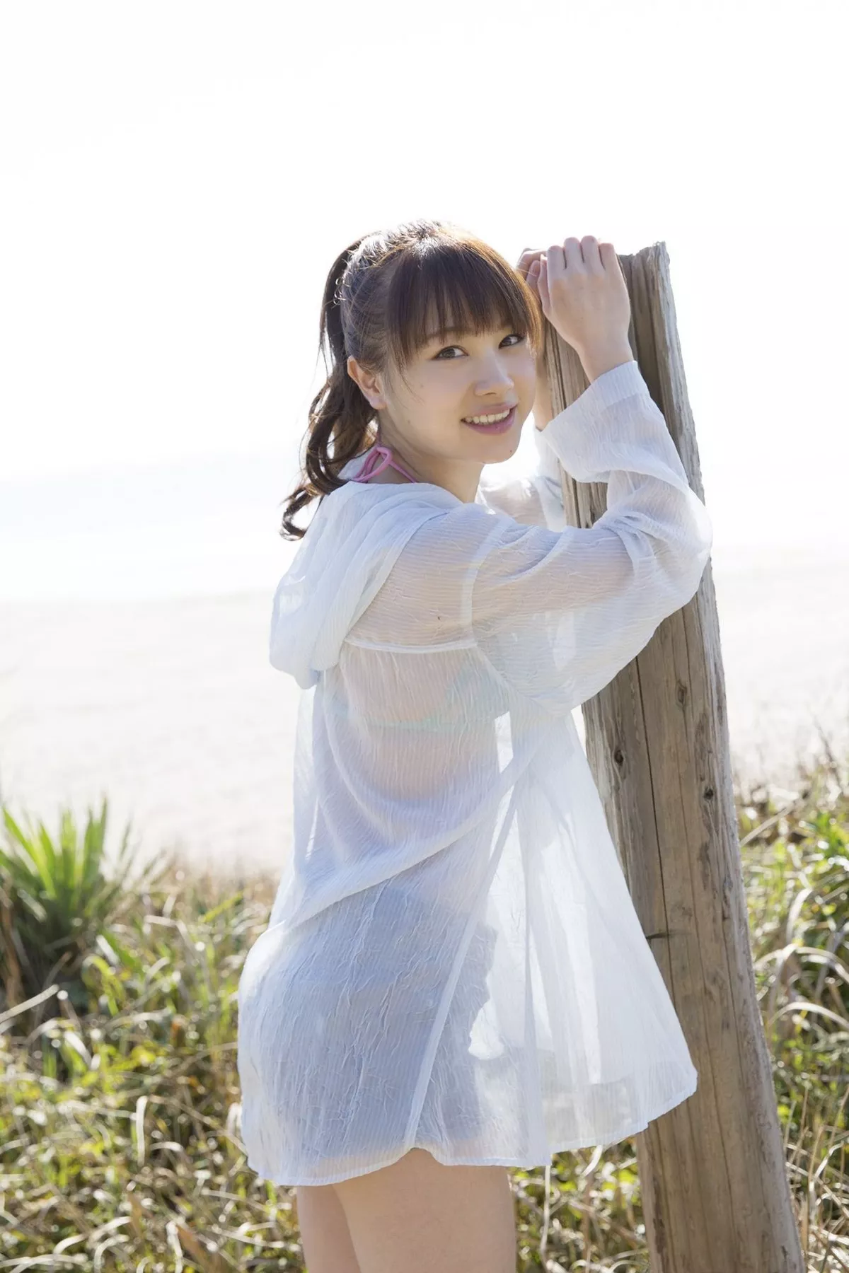 日本美少女石田亚佑美户外性感白衬衣+海边比基尼系列秀完美身材迷人写真104P