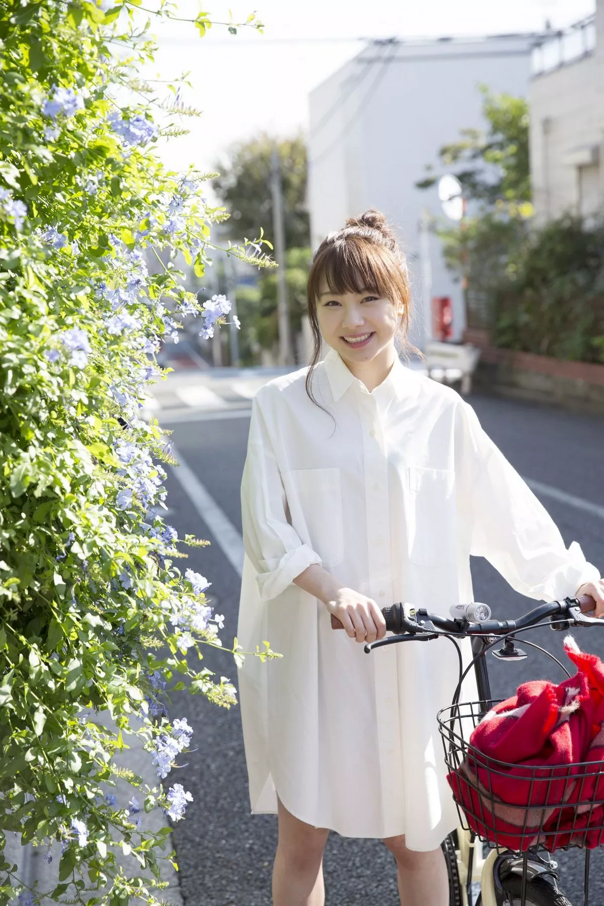 日本美少女石田亚佑美户外性感白衬衣+海边比基尼系列秀完美身材迷人写真104P