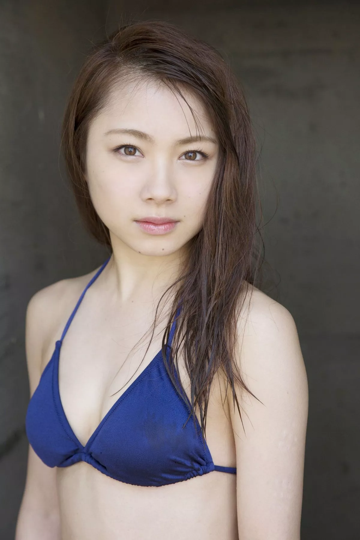 日本美少女石田亚佑美户外性感白衬衣+海边比基尼系列秀完美身材迷人写真104P