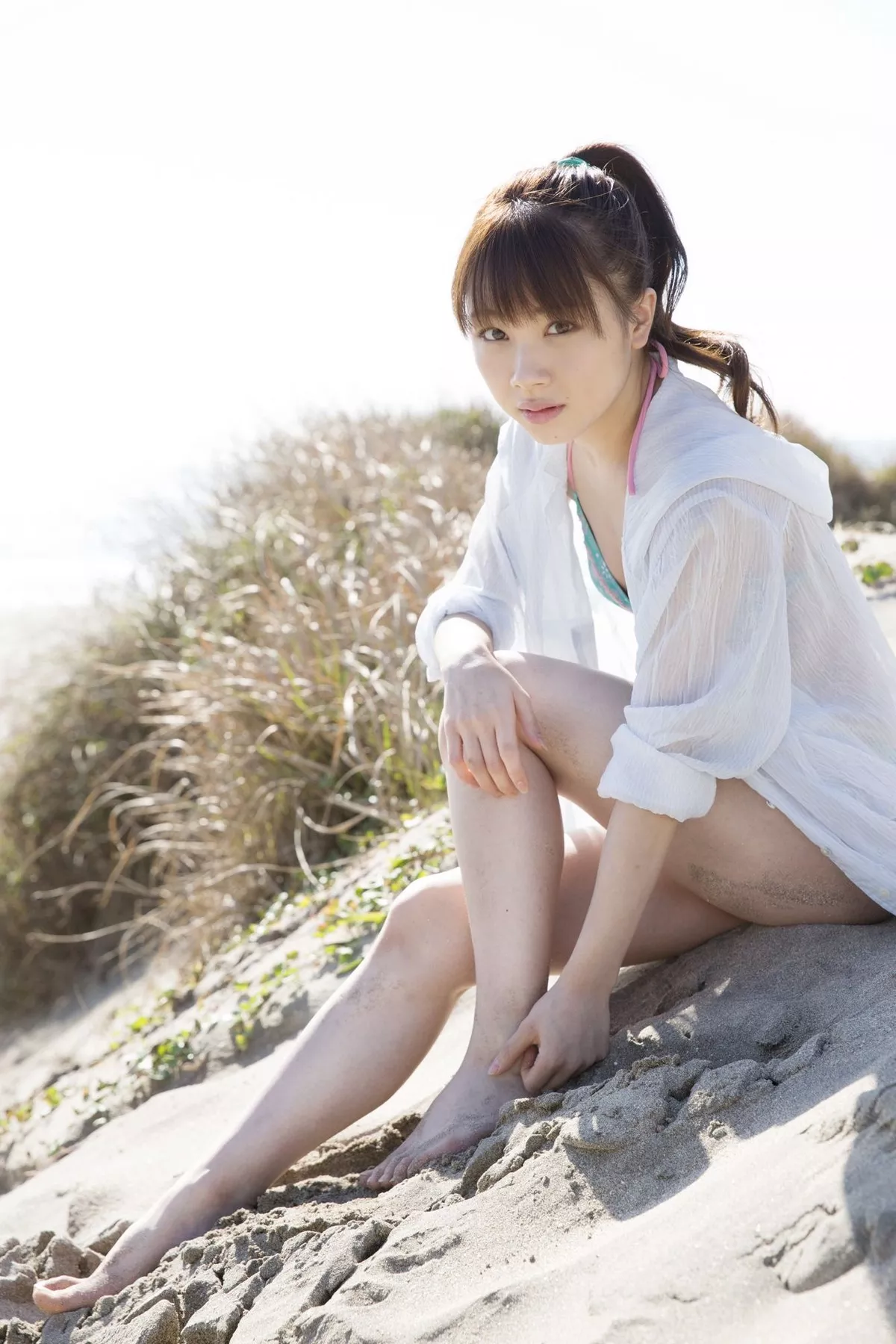 日本美少女石田亚佑美户外性感白衬衣+海边比基尼系列秀完美身材迷人写真104P