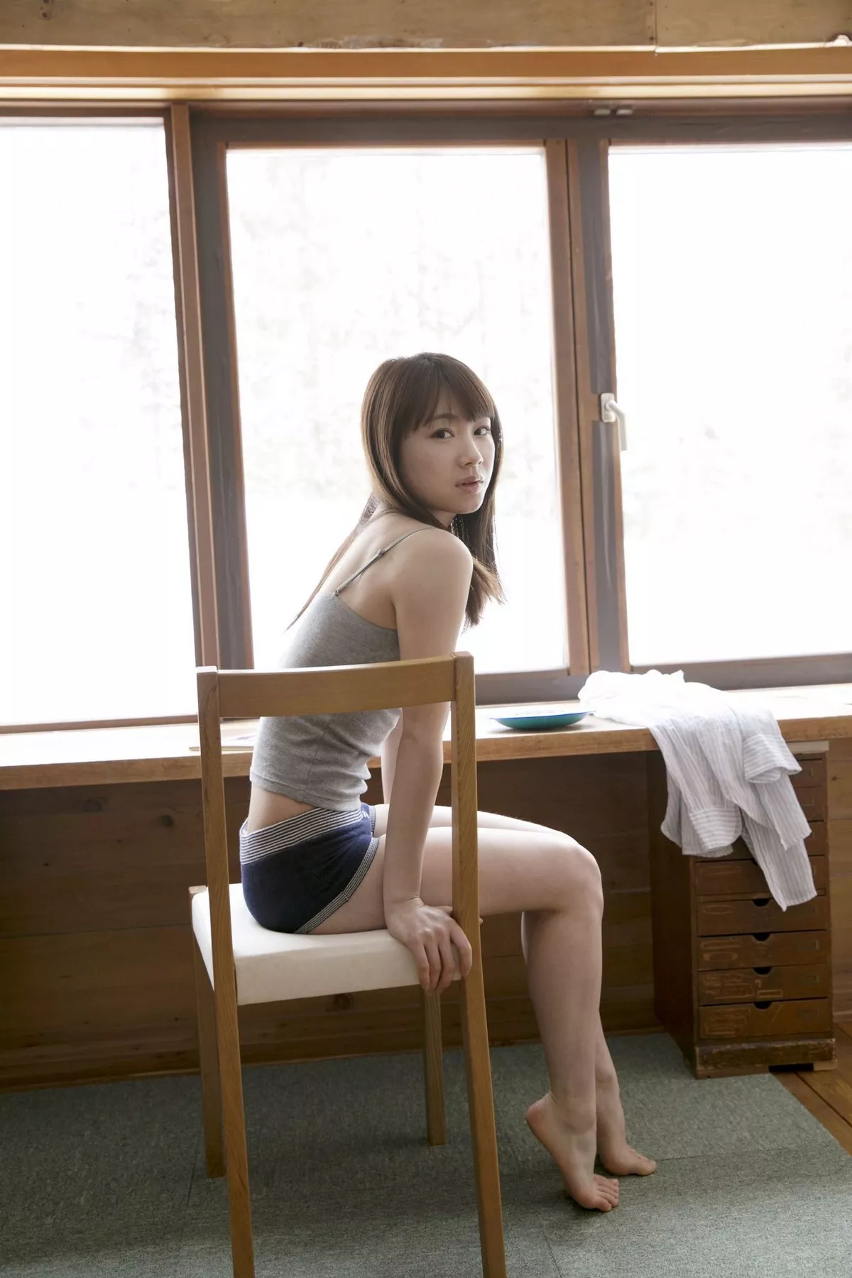 日本美少女石田亚佑美户外性感白衬衣+海边比基尼系列秀完美身材迷人写真104P