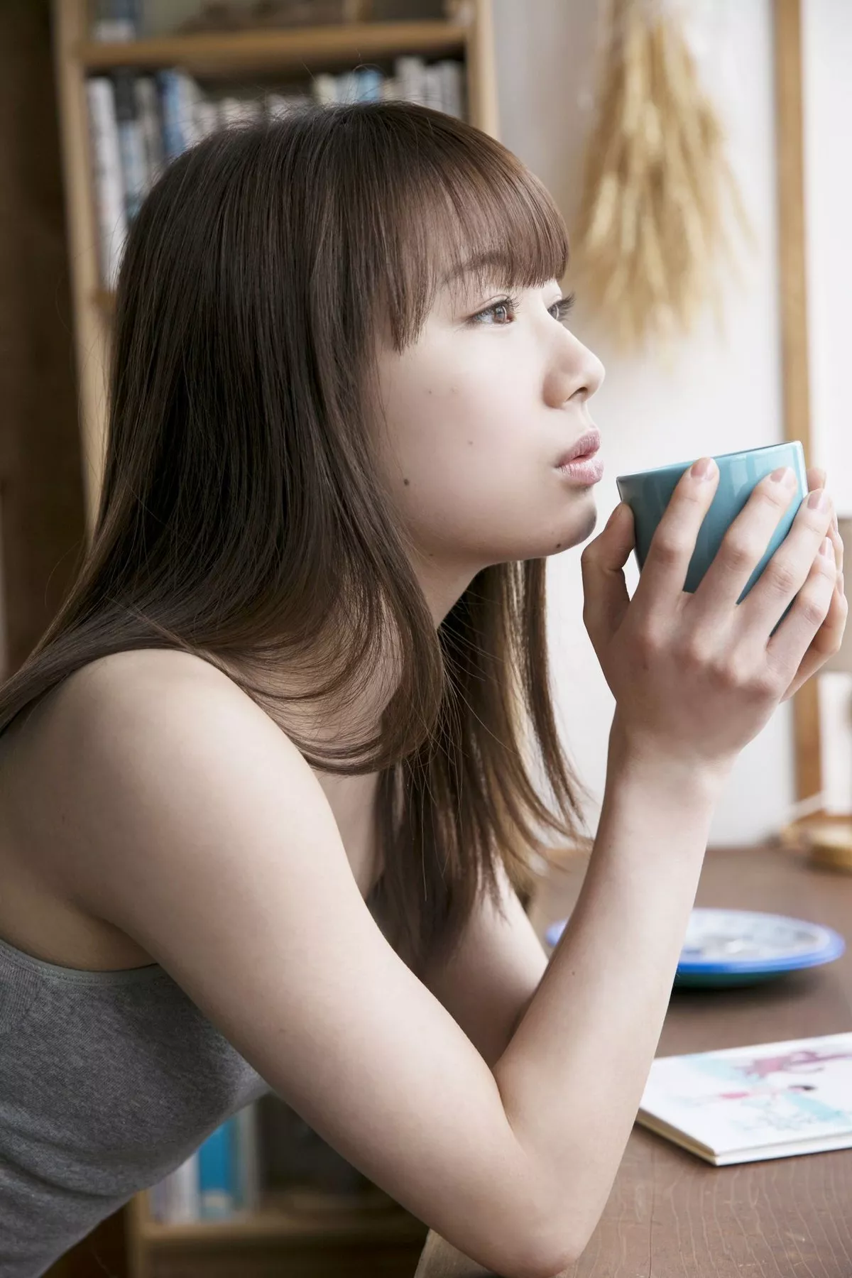 日本美少女石田亚佑美户外性感白衬衣+海边比基尼系列秀完美身材迷人写真104P