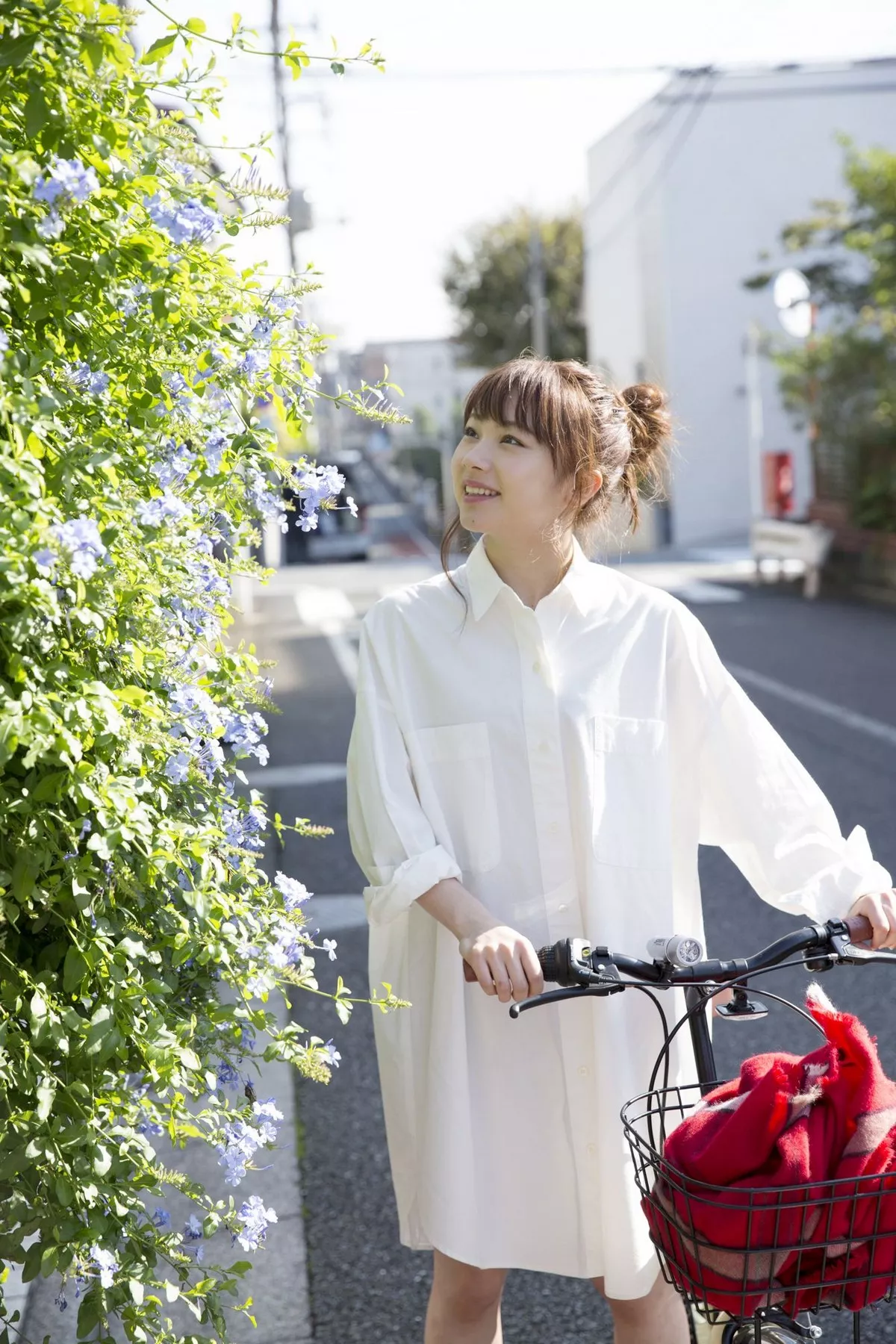日本美少女石田亚佑美户外性感白衬衣+海边比基尼系列秀完美身材迷人写真104P