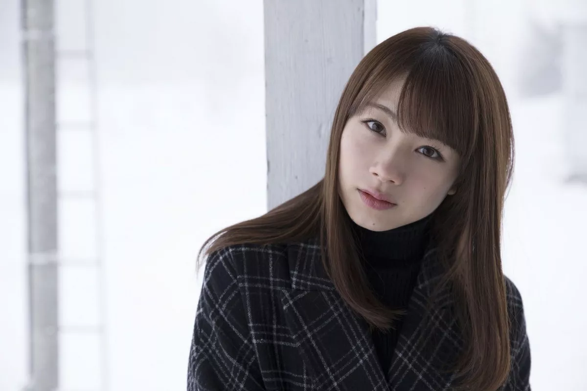 日本美少女石田亚佑美户外性感白衬衣+海边比基尼系列秀完美身材迷人写真104P