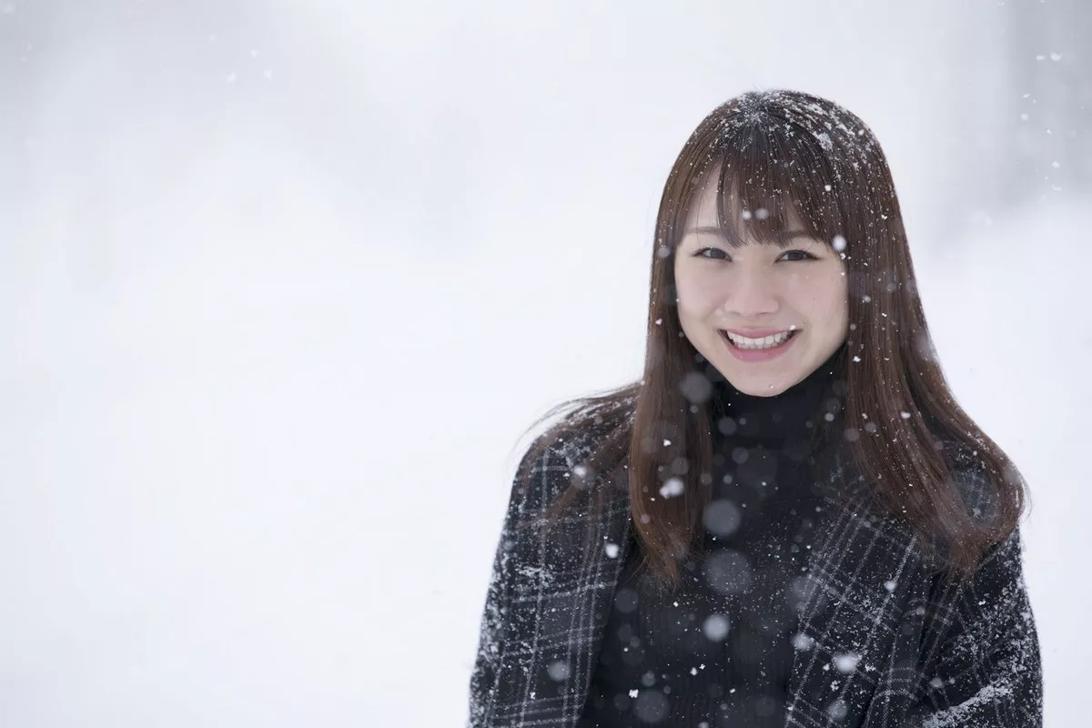 日本美少女石田亚佑美户外性感白衬衣+海边比基尼系列秀完美身材迷人写真104P