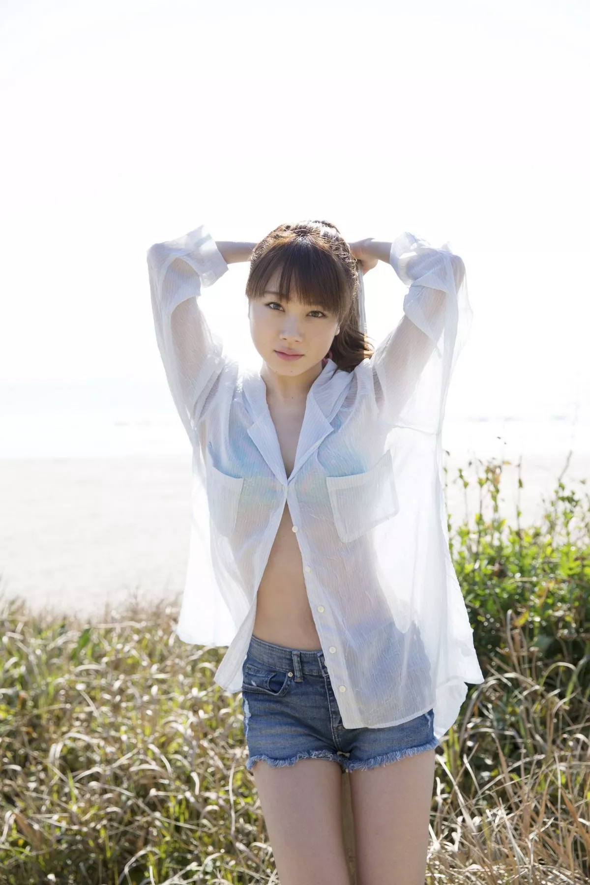 日本美少女石田亚佑美户外性感白衬衣+海边比基尼系列秀完美身材迷人写真104P