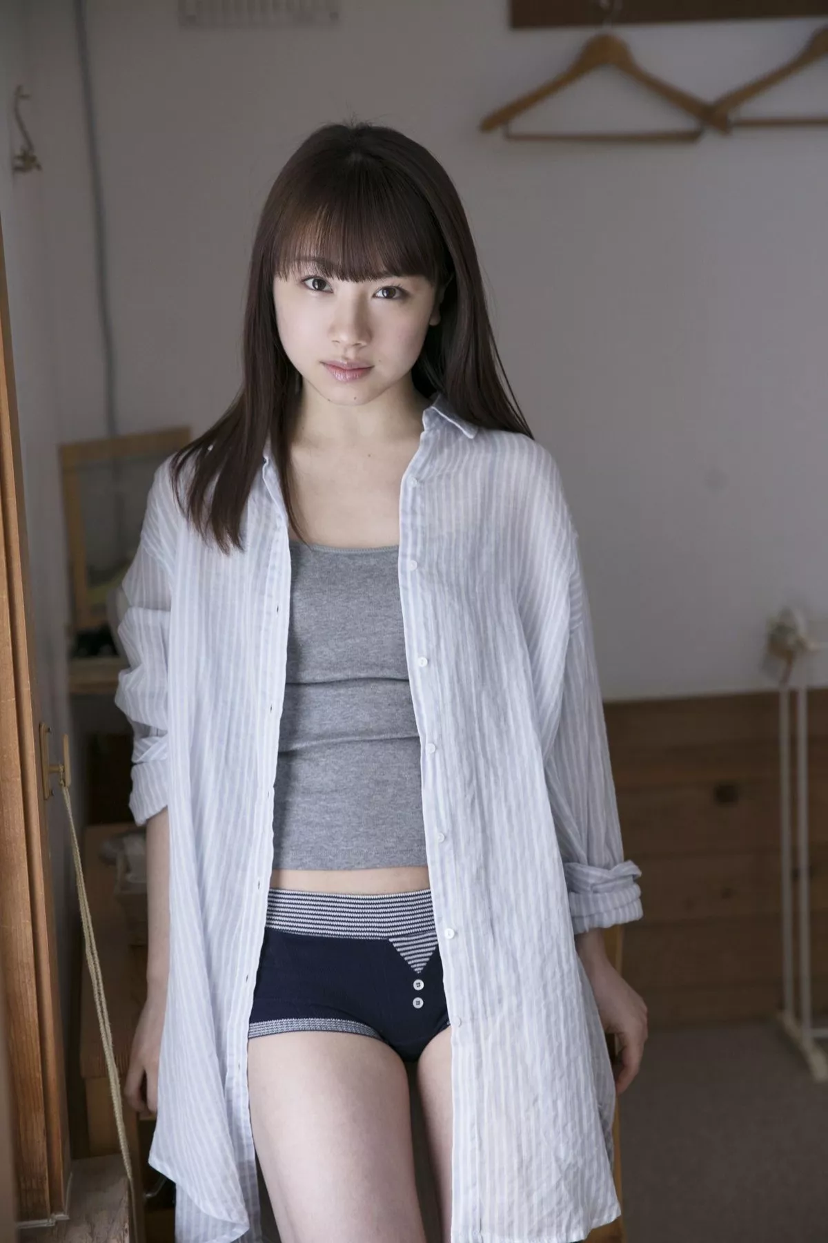 日本美少女石田亚佑美户外性感白衬衣+海边比基尼系列秀完美身材迷人写真104P