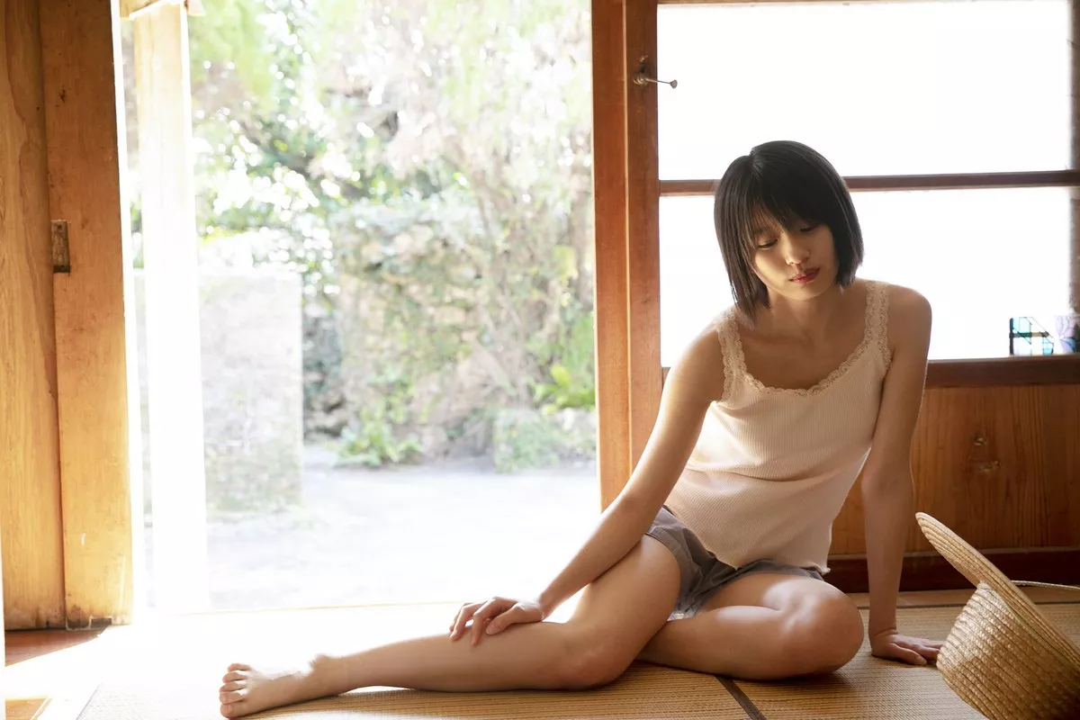 日本清纯美少女浅仓树树教室学生制服+沙滩边性感比基尼秀完美身材写真101P