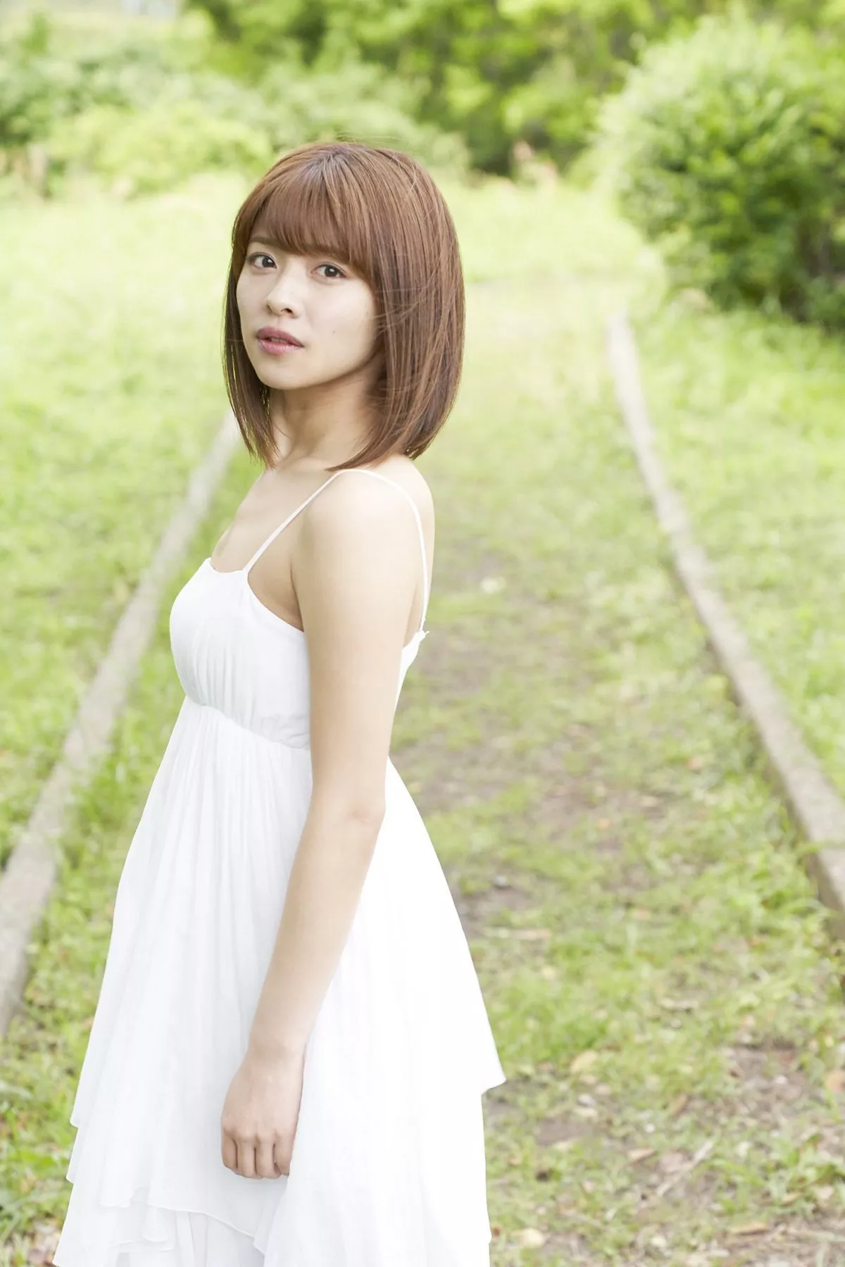 日本美少女金泽朋子室内厨娘+户外和服系列清纯写真100P