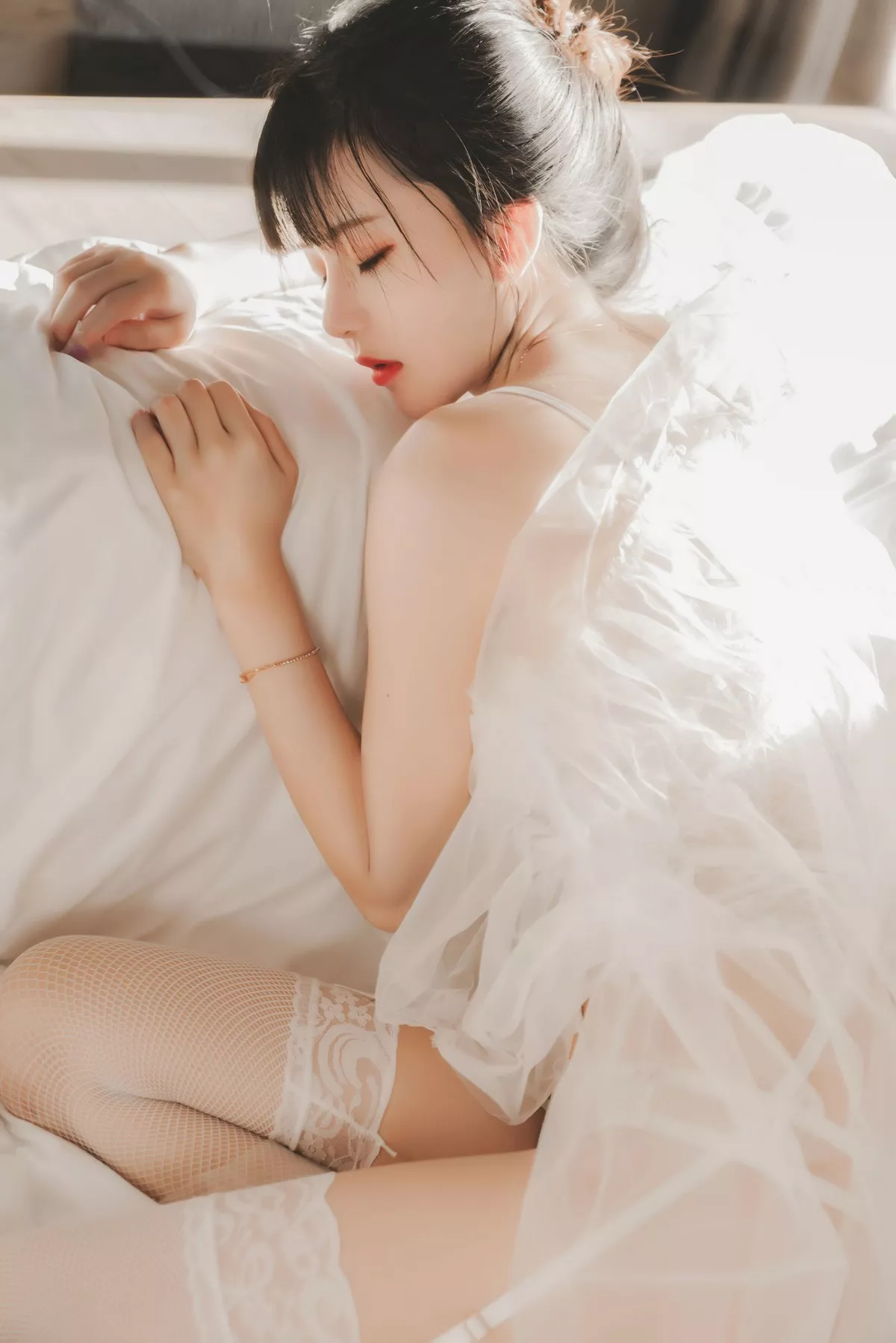 网络美女桜桃喵白纱糖主题白色情趣内衣配蕾丝吊袜秀火辣身材完美诱惑写真65P