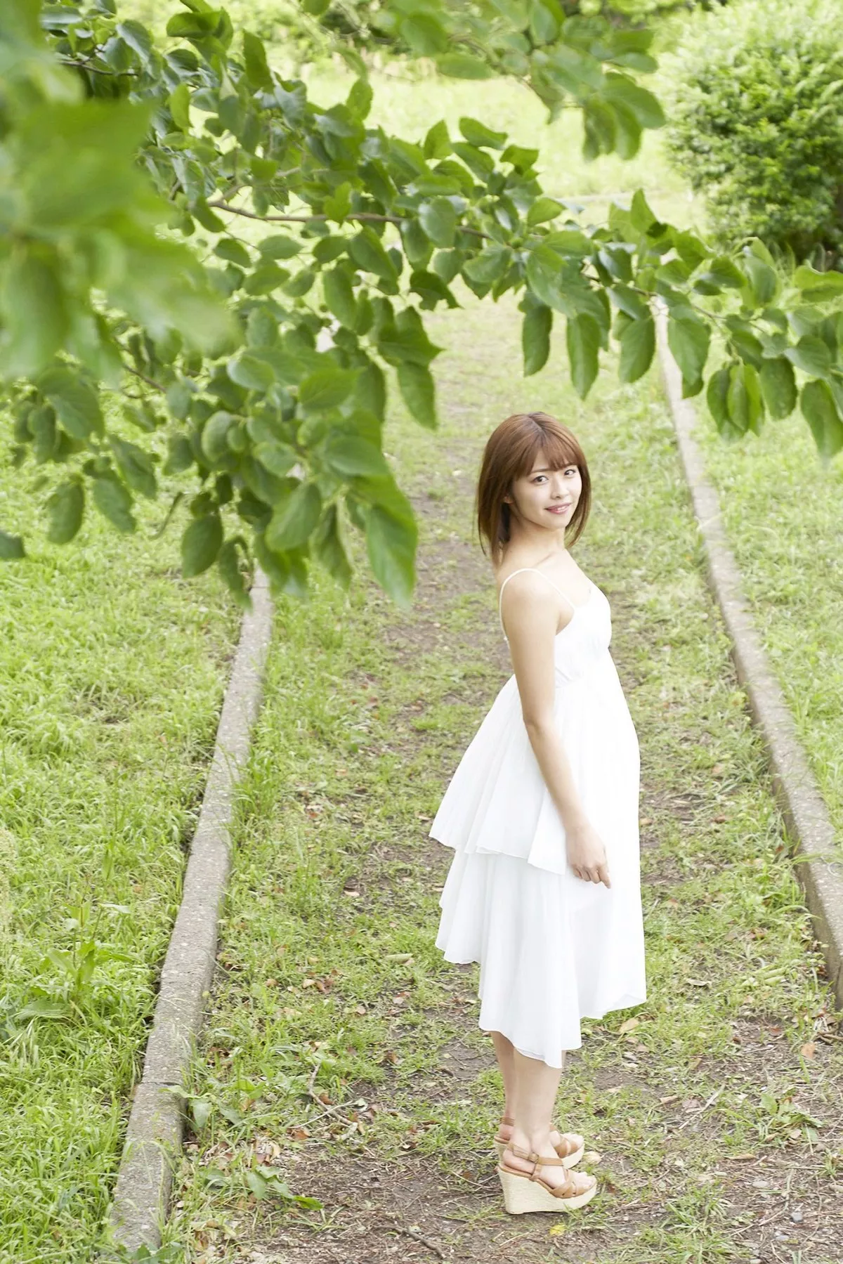 日本美少女金泽朋子室内厨娘+户外和服系列清纯写真100P