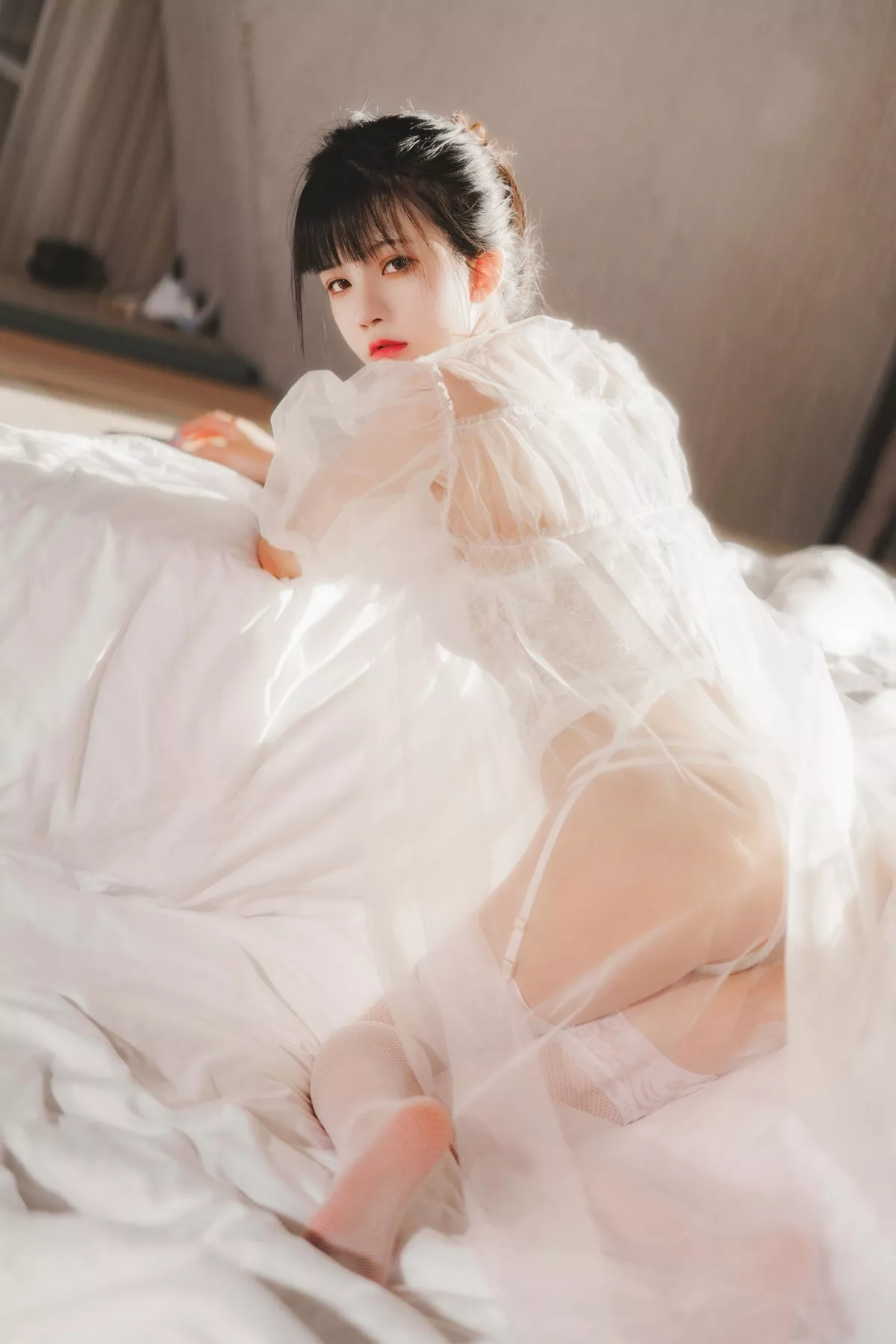 网络美女桜桃喵白纱糖主题白色情趣内衣配蕾丝吊袜秀火辣身材完美诱惑写真65P