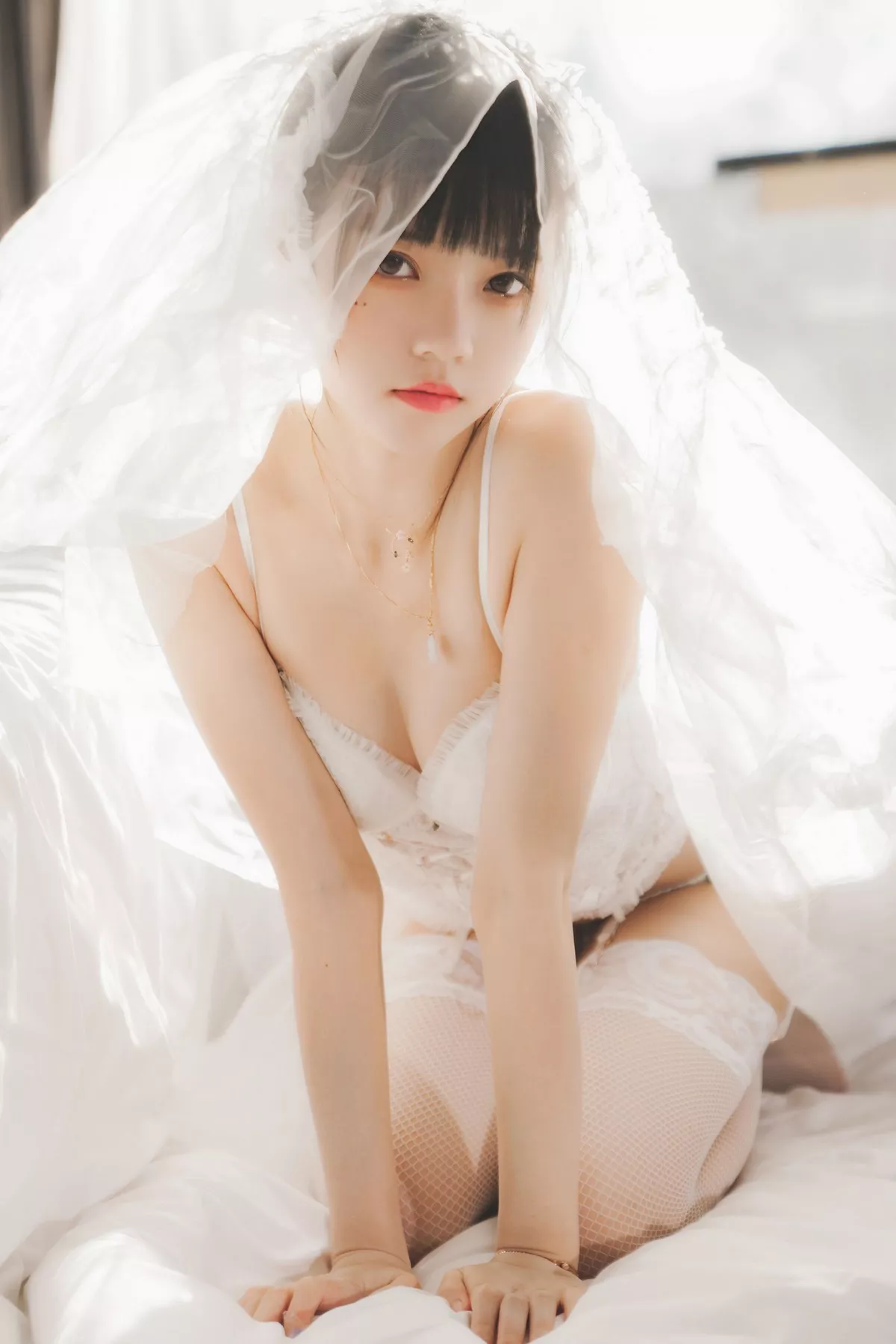 网络美女桜桃喵白纱糖主题白色情趣内衣配蕾丝吊袜秀火辣身材完美诱惑写真65P