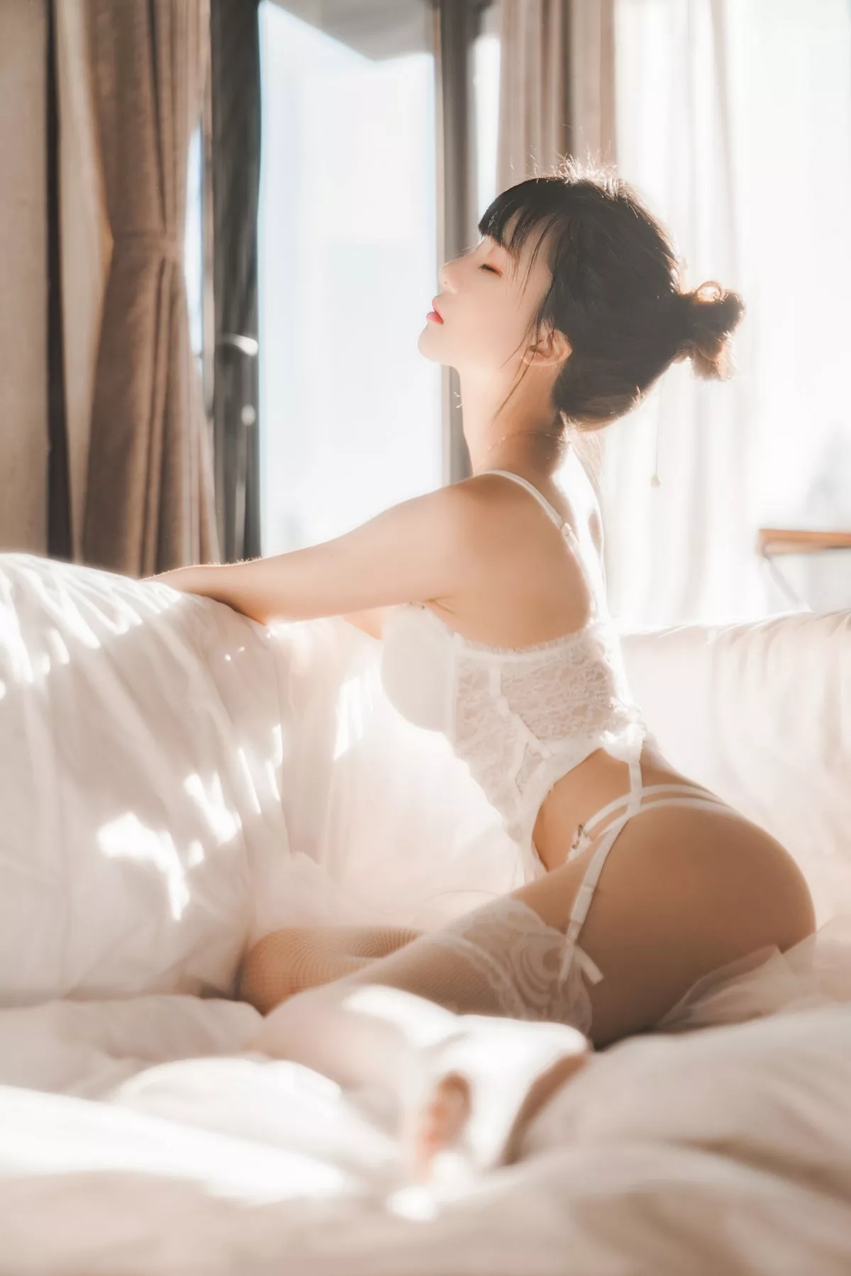 网络美女桜桃喵白纱糖主题白色情趣内衣配蕾丝吊袜秀火辣身材完美诱惑写真65P