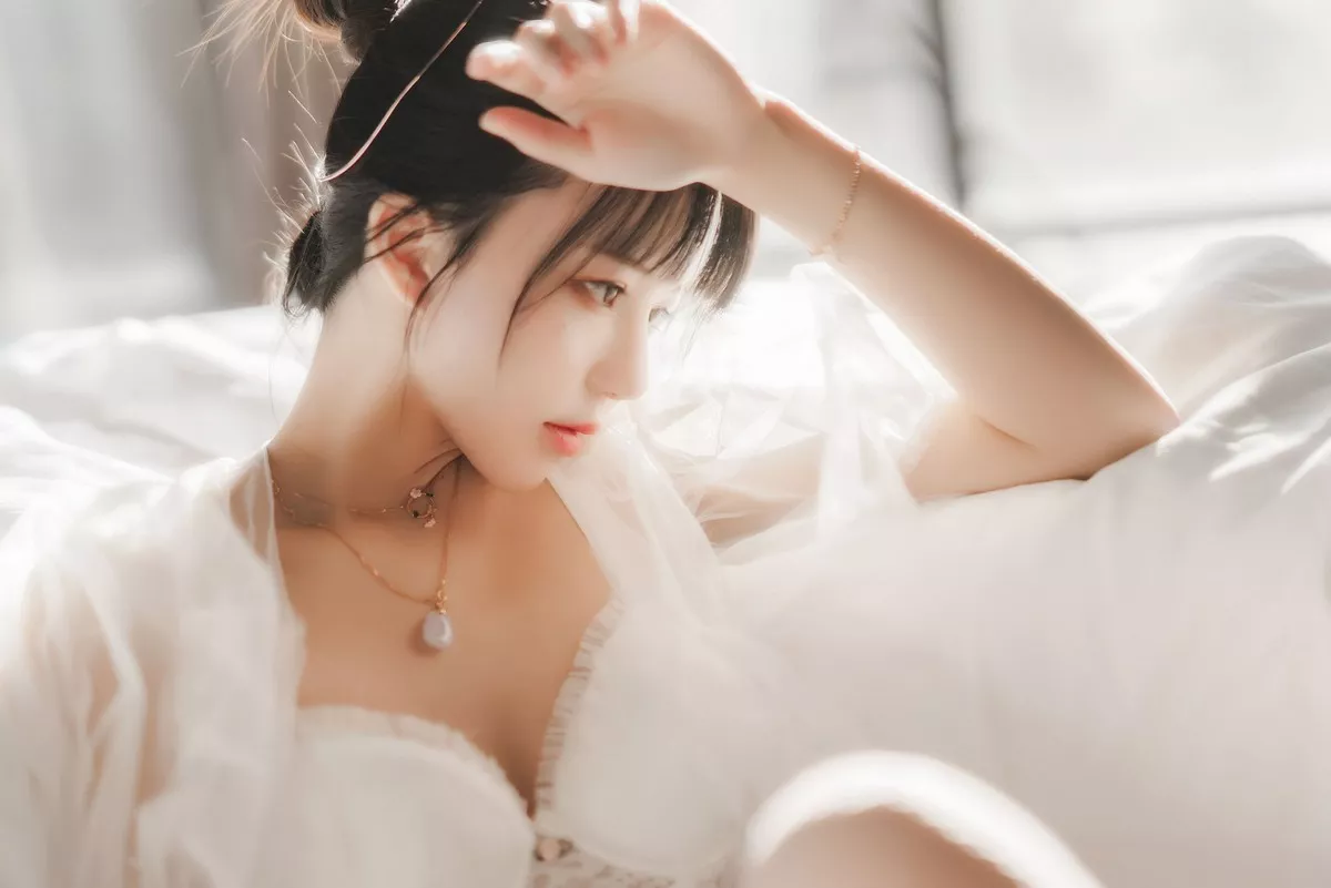 网络美女桜桃喵白纱糖主题白色情趣内衣配蕾丝吊袜秀火辣身材完美诱惑写真65P