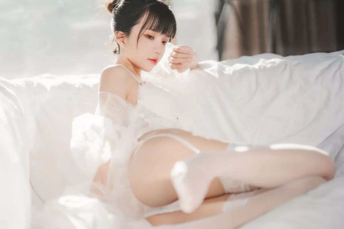网络美女桜桃喵白纱糖主题白色情趣内衣配蕾丝吊袜秀火辣身材完美诱惑写真65P