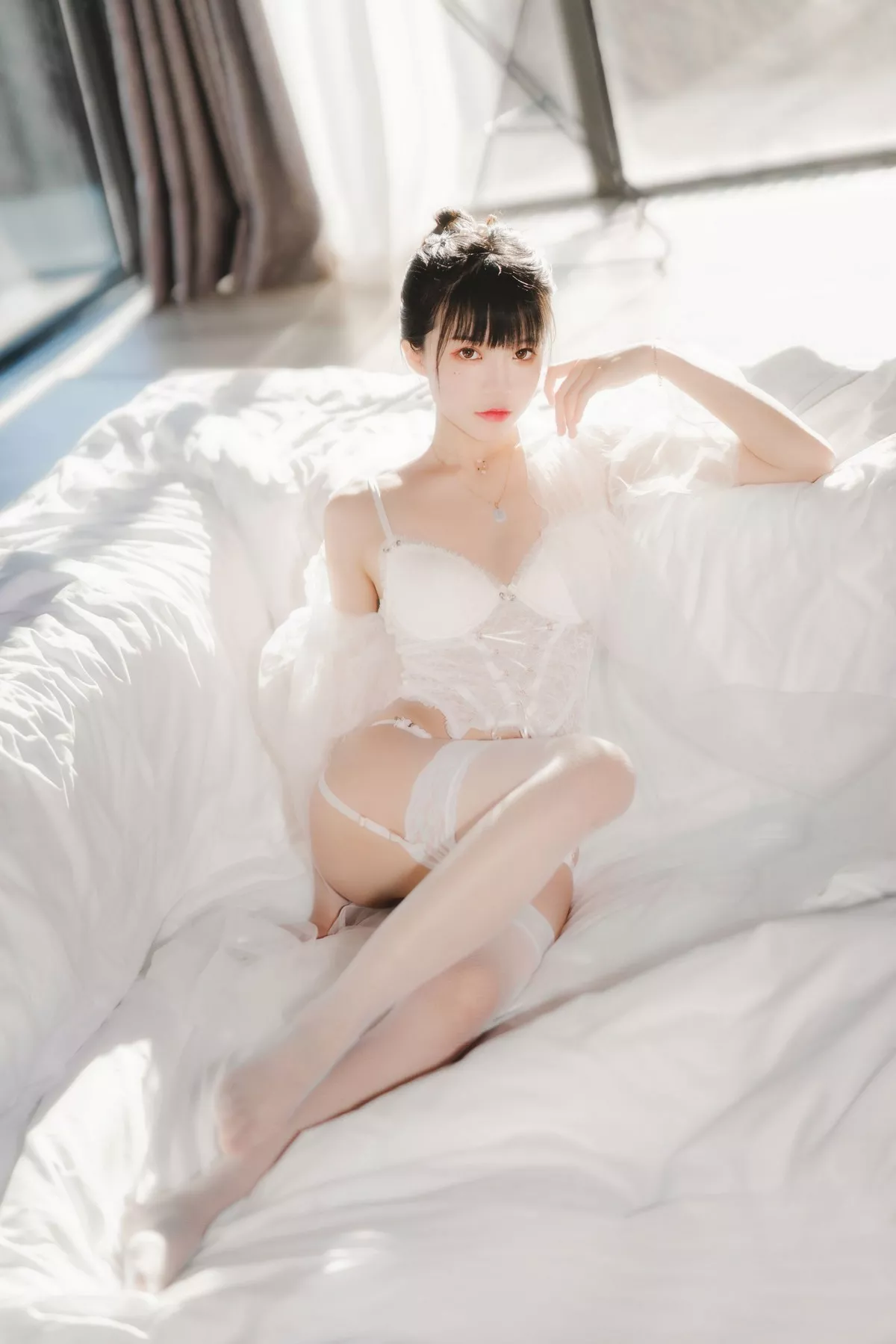 网络美女桜桃喵白纱糖主题白色情趣内衣配蕾丝吊袜秀火辣身材完美诱惑写真65P