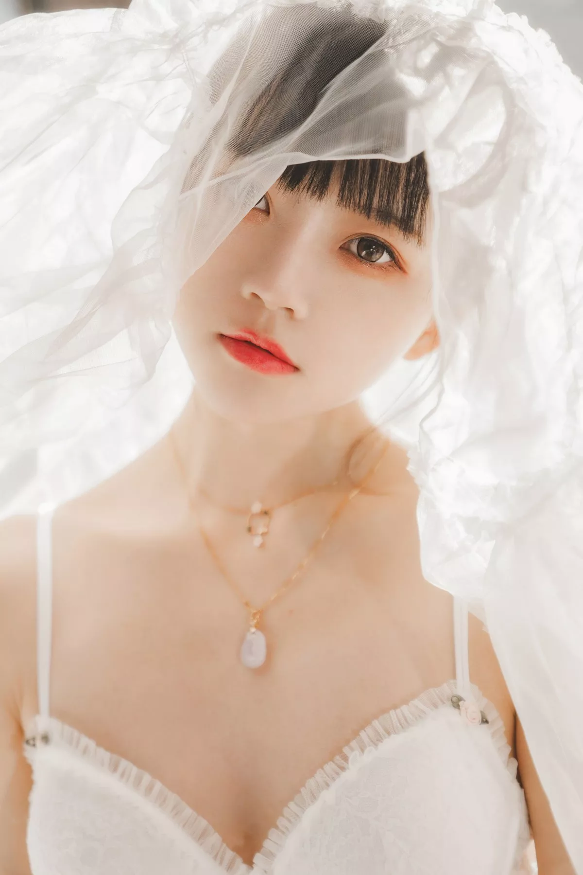网络美女桜桃喵白纱糖主题白色情趣内衣配蕾丝吊袜秀火辣身材完美诱惑写真65P
