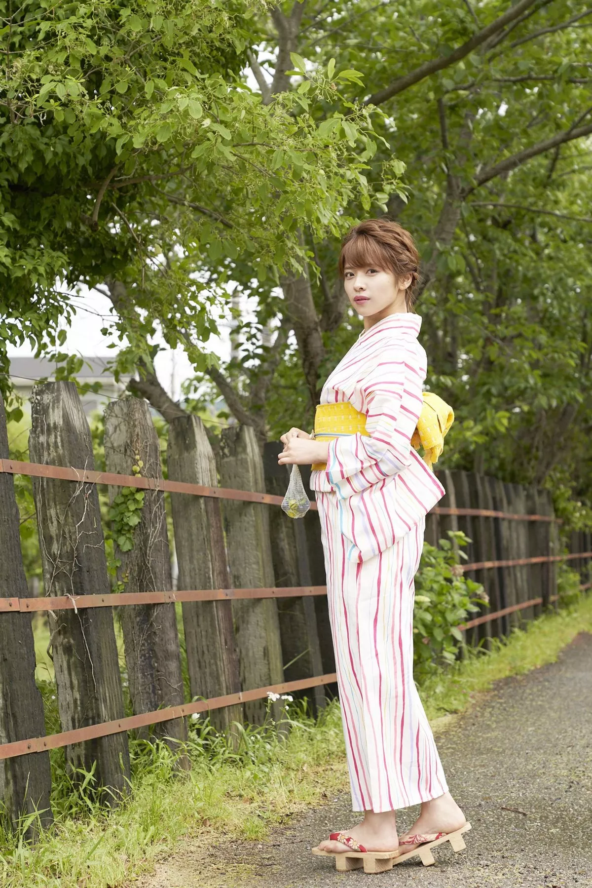 日本美少女金泽朋子室内厨娘+户外和服系列清纯写真100P