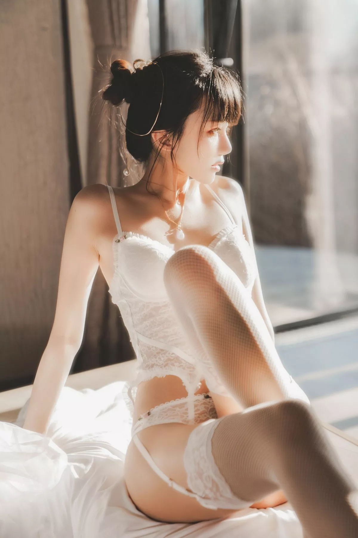 网络美女桜桃喵白纱糖主题白色情趣内衣配蕾丝吊袜秀火辣身材完美诱惑写真65P
