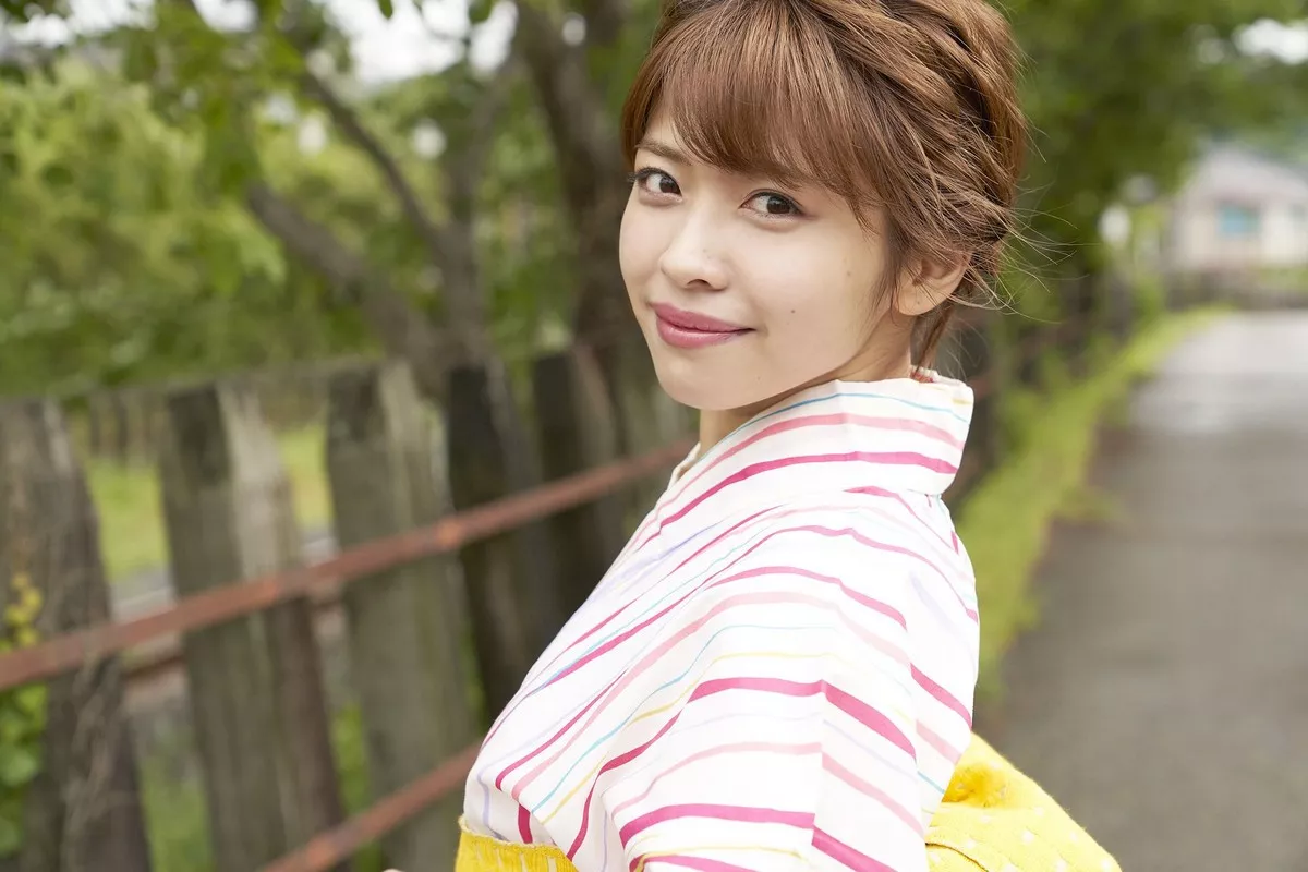 日本美少女金泽朋子室内厨娘+户外和服系列清纯写真100P