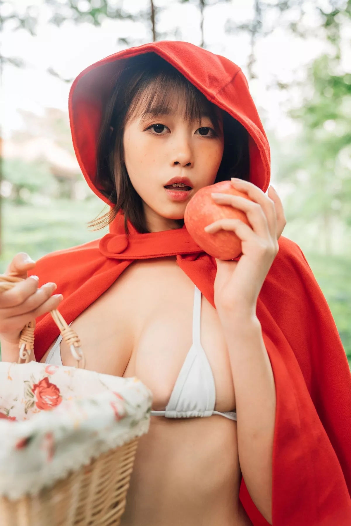 萌妹奈汐酱nice大红帽主题户外白色三点式性感内衣秀完美身材诱惑写真26P