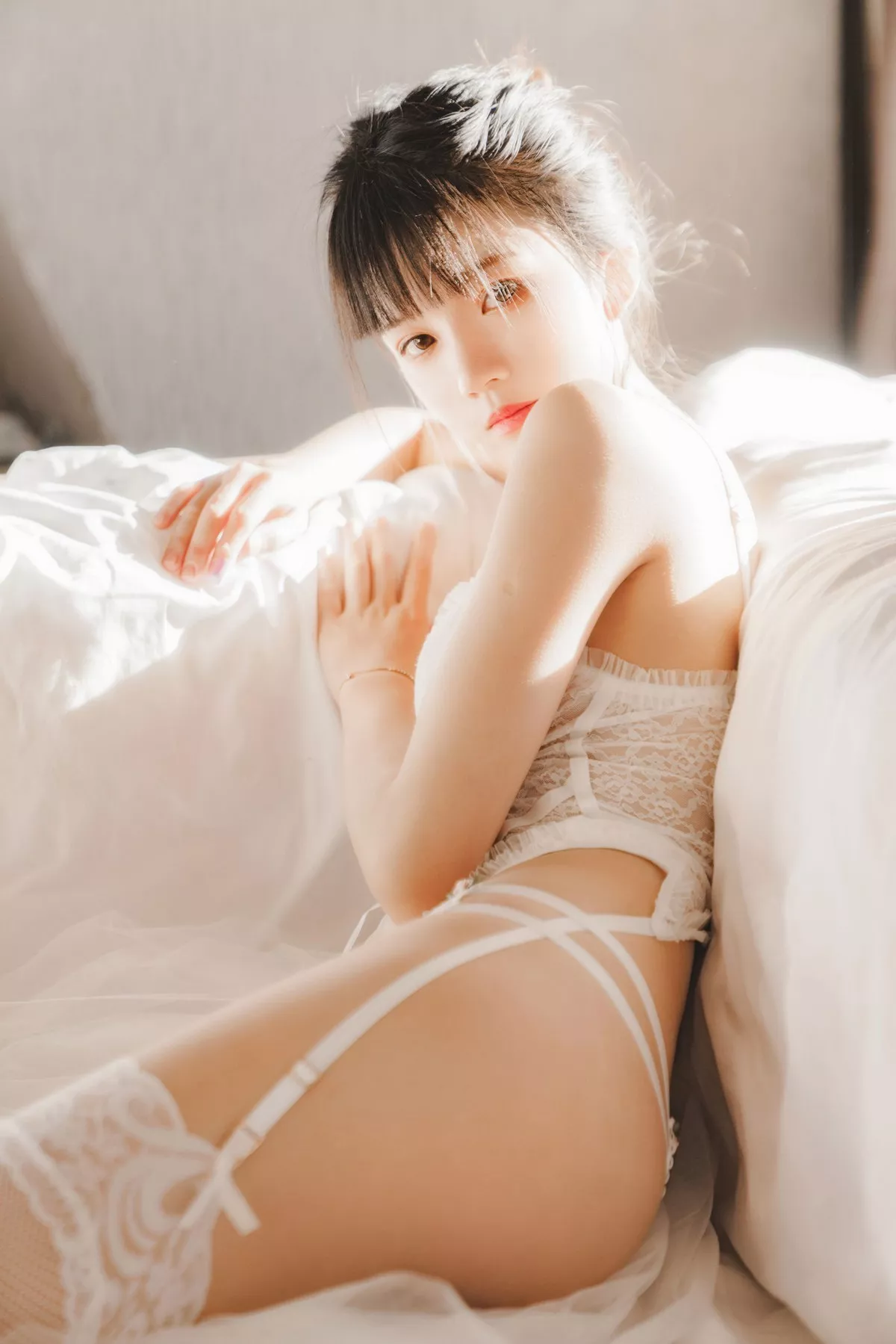 网络美女桜桃喵白纱糖主题白色情趣内衣配蕾丝吊袜秀火辣身材完美诱惑写真65P