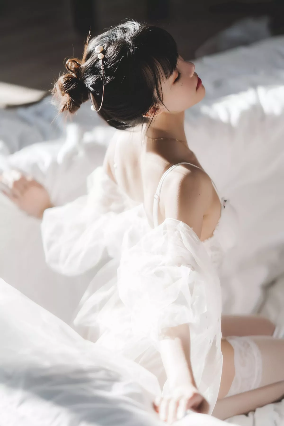 网络美女桜桃喵白纱糖主题白色情趣内衣配蕾丝吊袜秀火辣身材完美诱惑写真65P