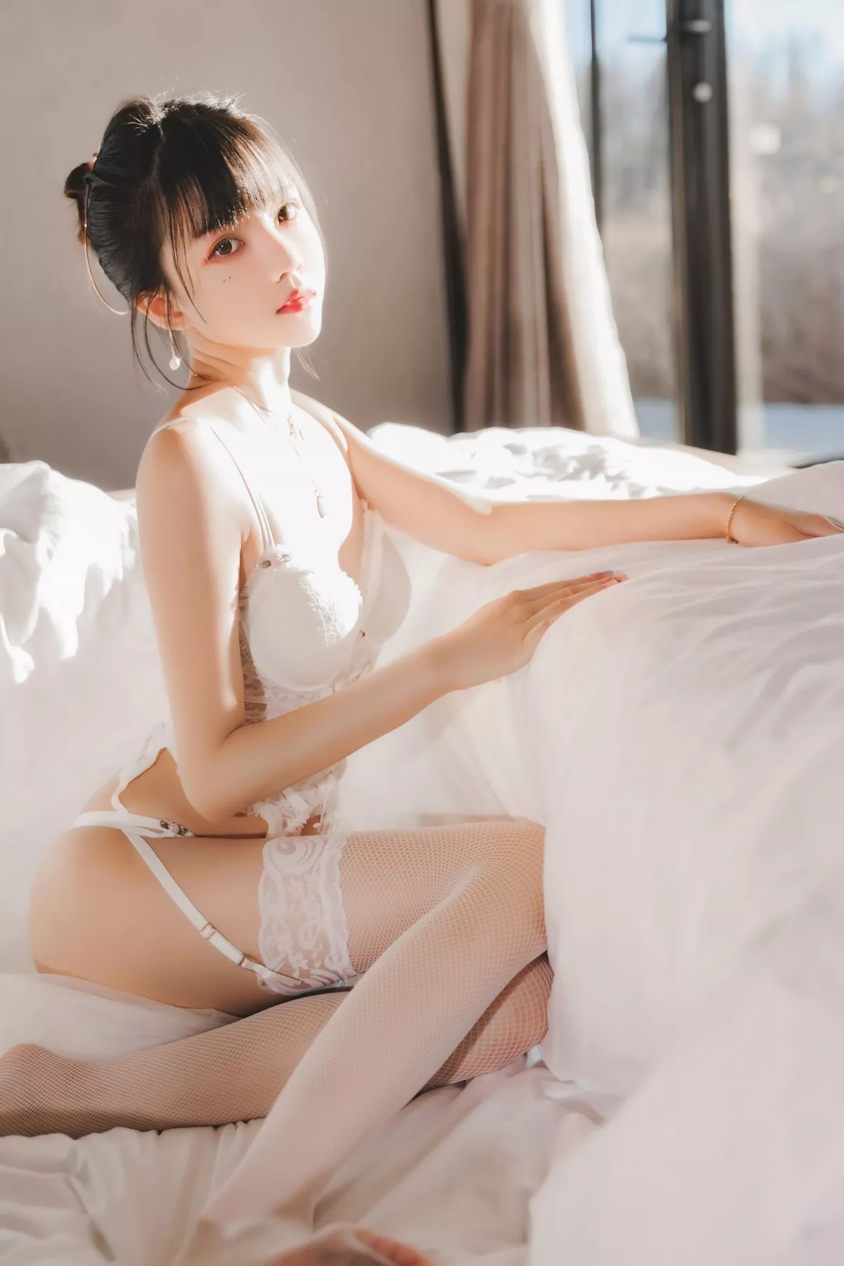 网络美女桜桃喵白纱糖主题白色情趣内衣配蕾丝吊袜秀火辣身材完美诱惑写真65P